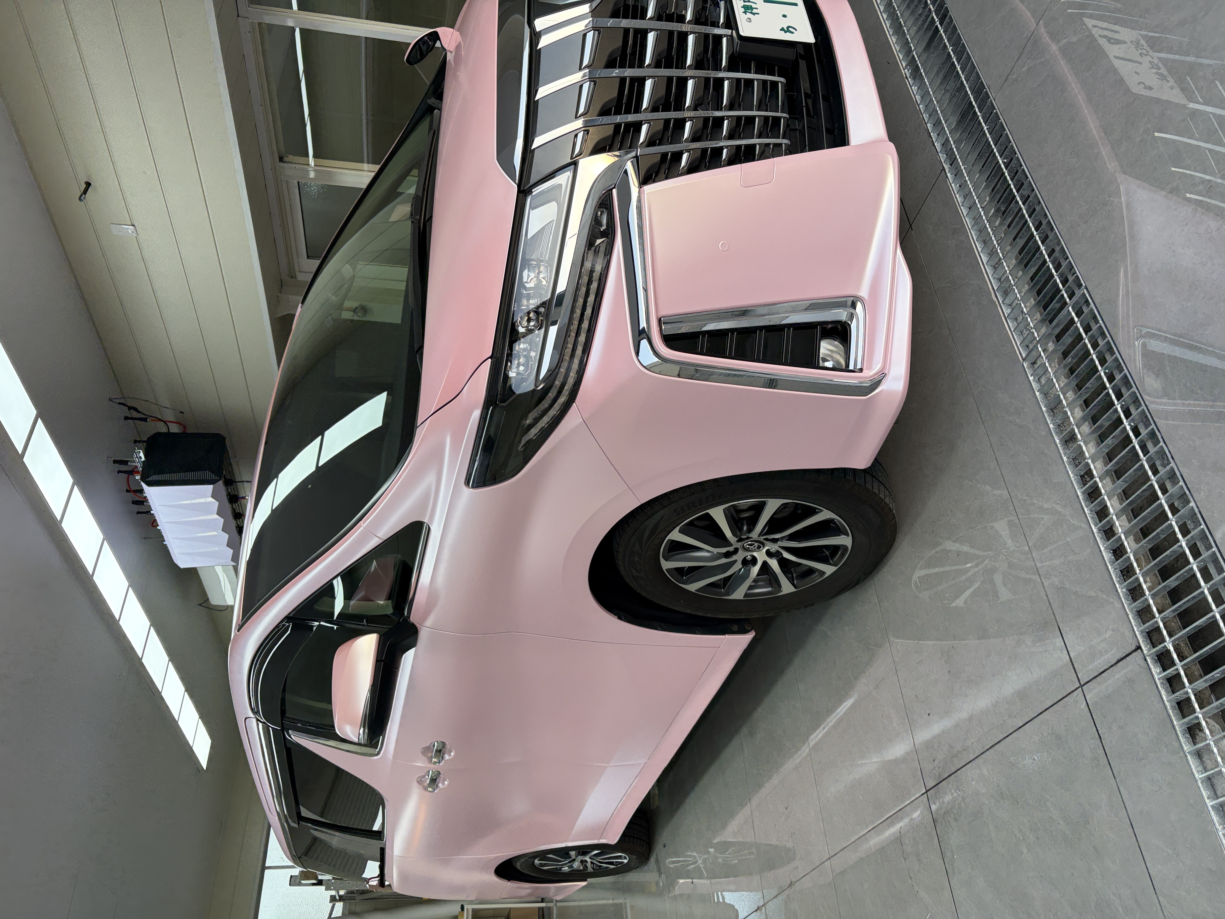 wrapping installation and finish detail of Toyota Alphard Pink Full Wrap by EISUI WRAP Osaka