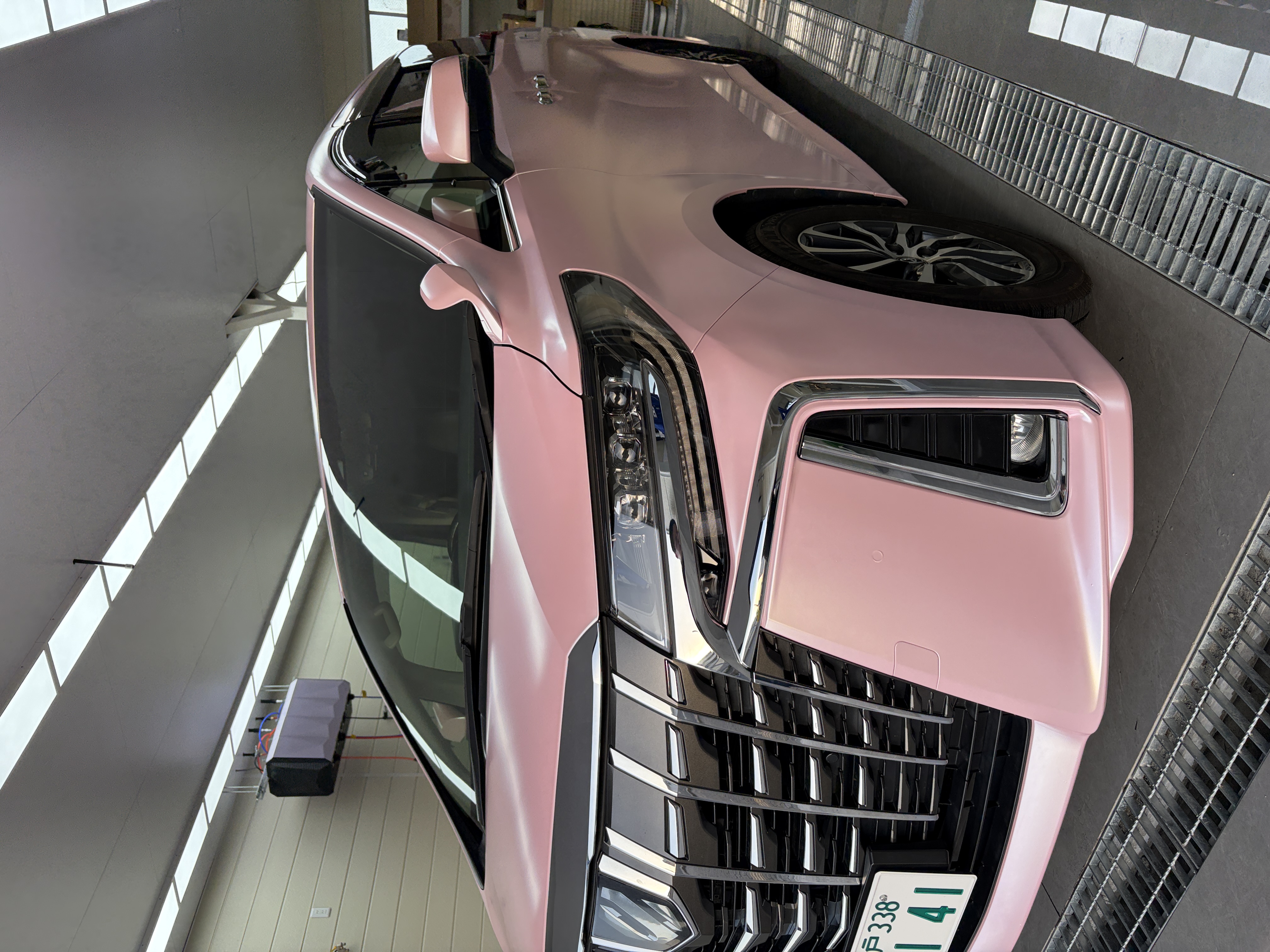 wrapping installation and finish detail of Toyota Alphard Pink Full Wrap by EISUI WRAP Osaka