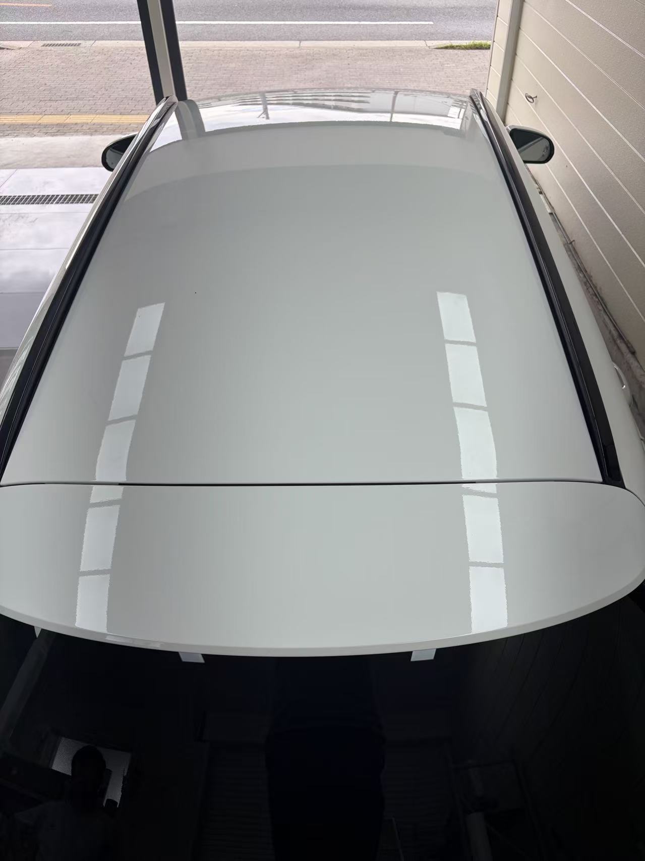 installation detail and edge work of Mercedes-Benz Roof Rail Blackout Wrap by EISUI WRAP Osaka
