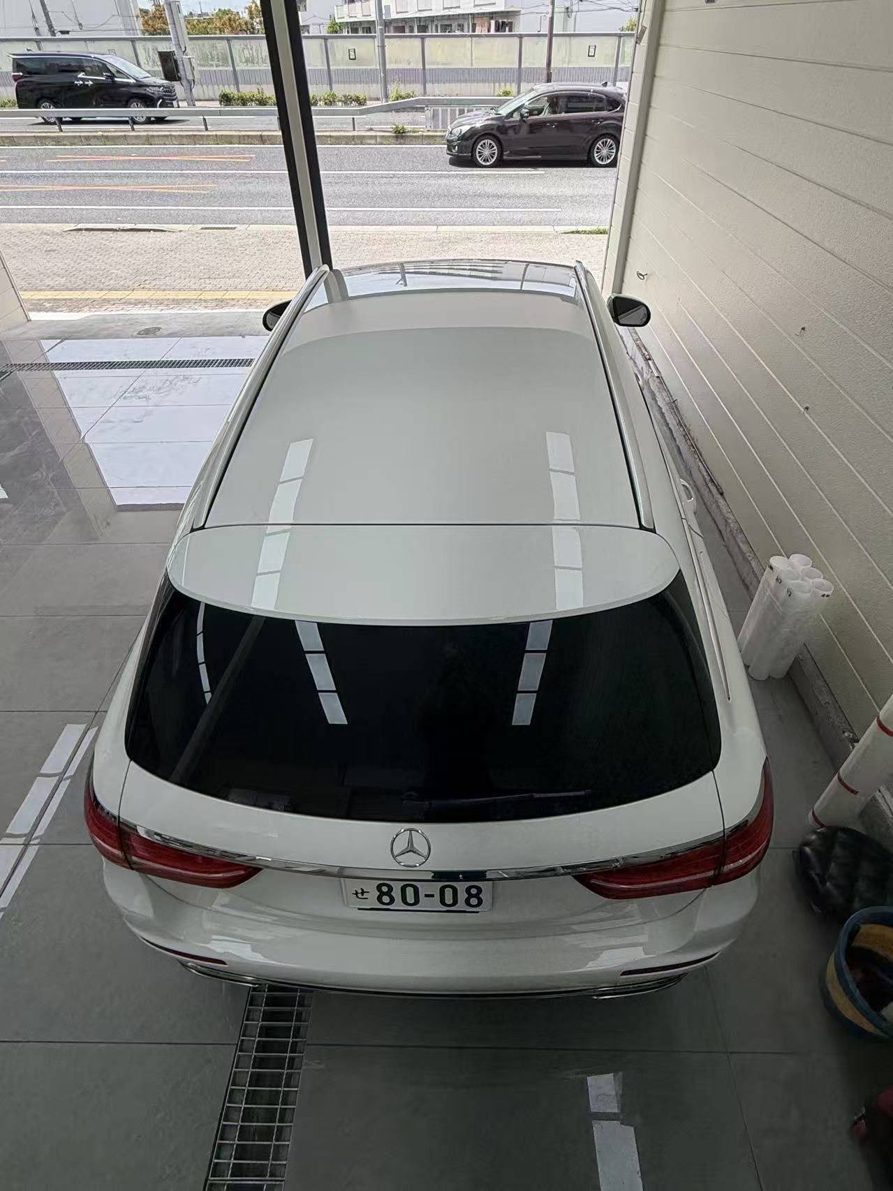 body panel reflection and finish detail of Mercedes-Benz Roof Rail Blackout Wrap by EISUI WRAP Osaka