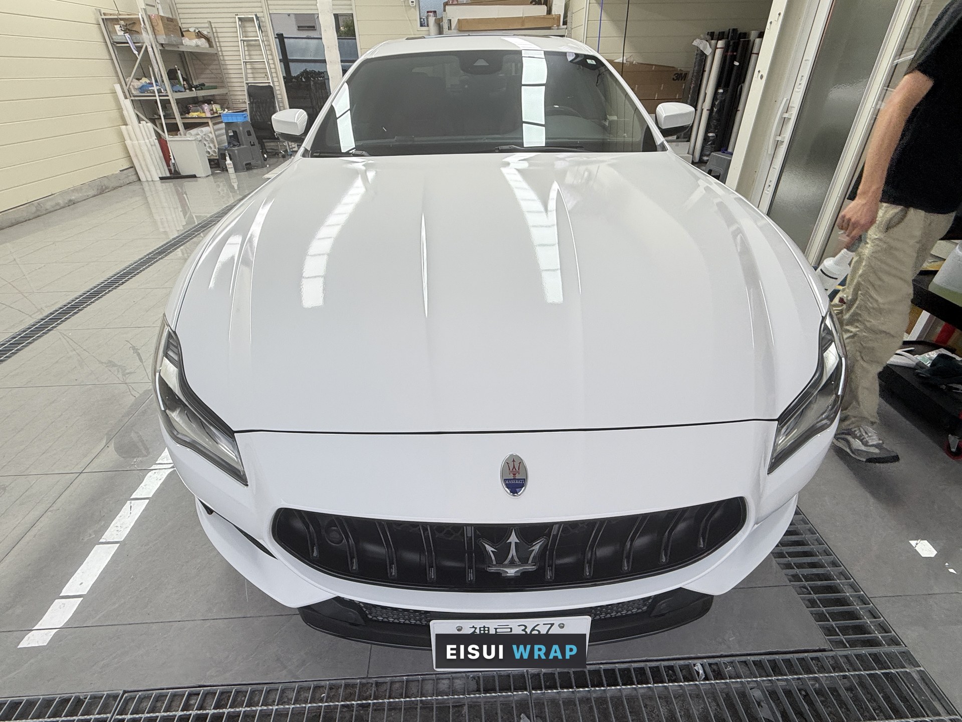 2018 Maserati Quattroporte: Front view after the 3M 2080 G10 Gloss White wrap