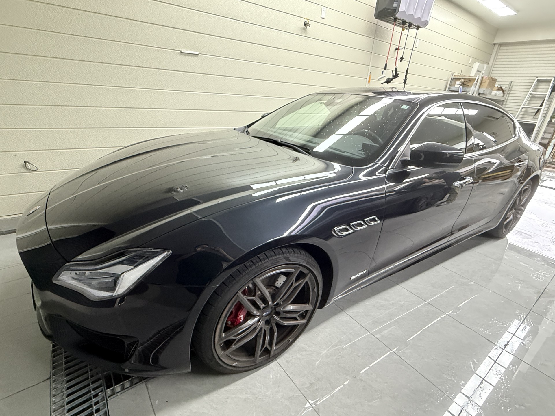 2018 Maserati Quattroporte: Black bonnet and side before wrapping, front quarter view