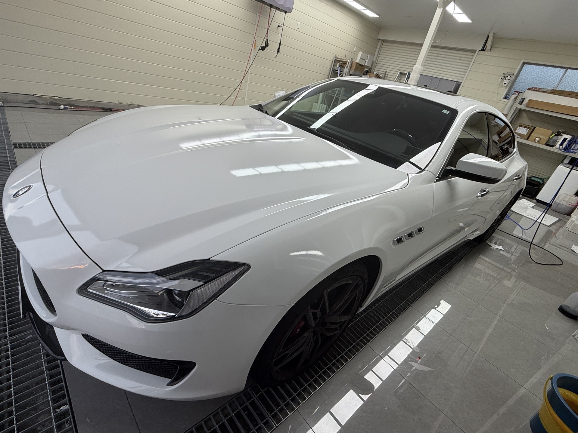 2018 Maserati Quattroporte: White wrapped bonnet and side, front quarter view