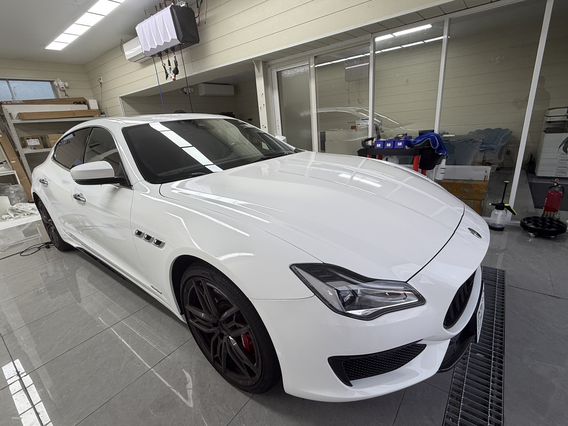 2018 Maserati Quattroporte from Kobe after a 3M 2080 G10 Gloss White full wrap at EISUI WRAP in Osaka