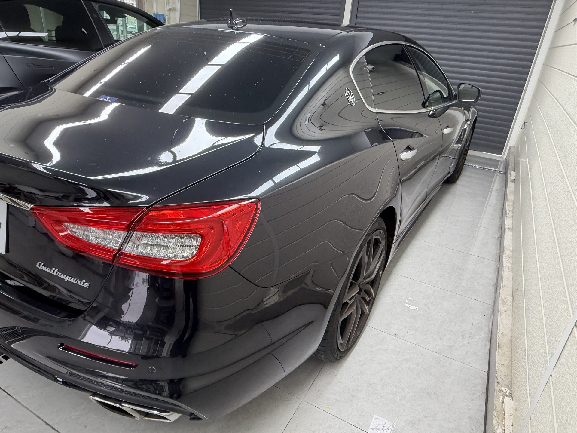 2018 Maserati Quattroporte: Black boot and side before wrapping, rear quarter view