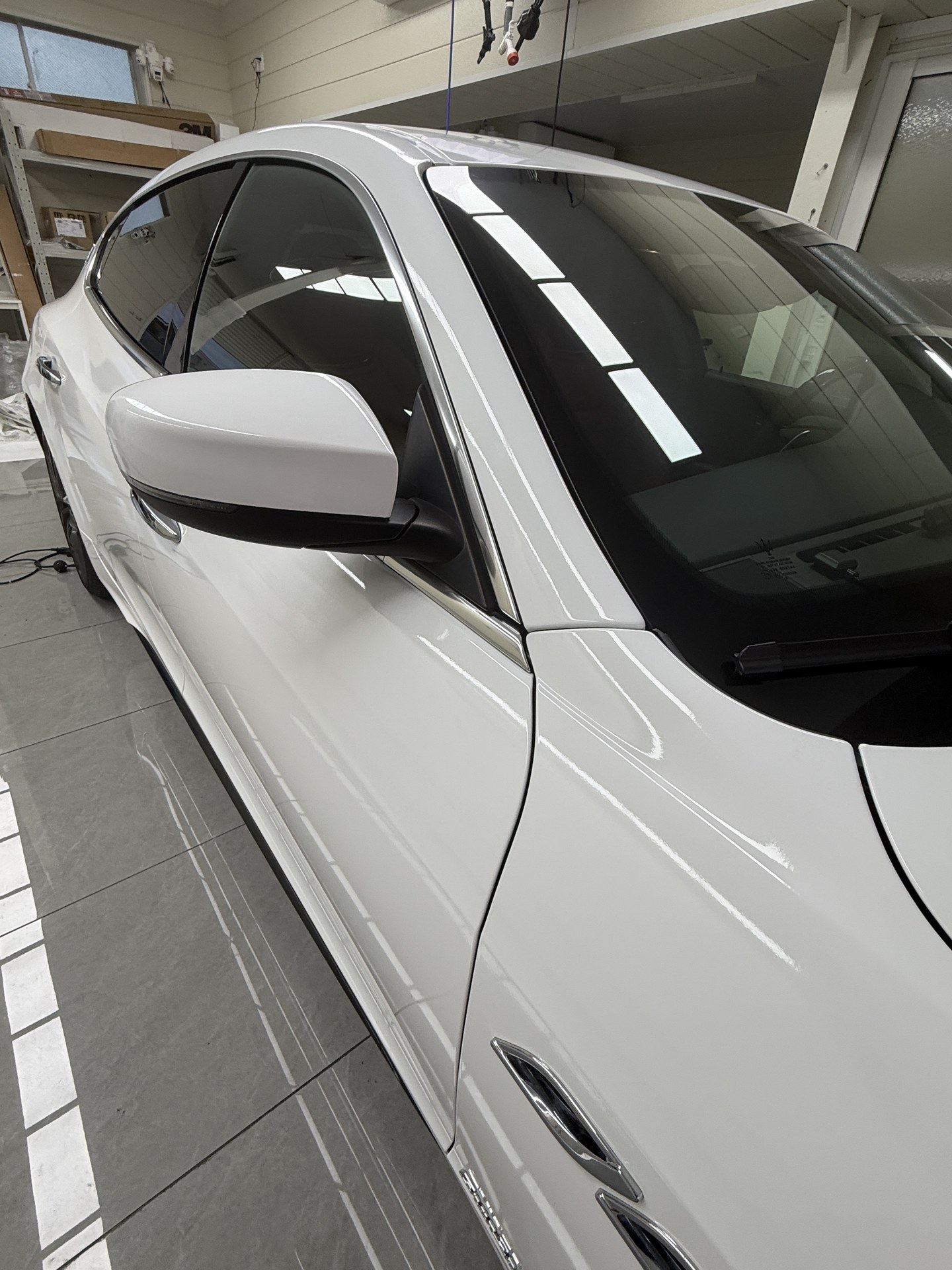 2018 Maserati Quattroporte: Door mirror and door after the 3M 2080 G10 Gloss White wrap