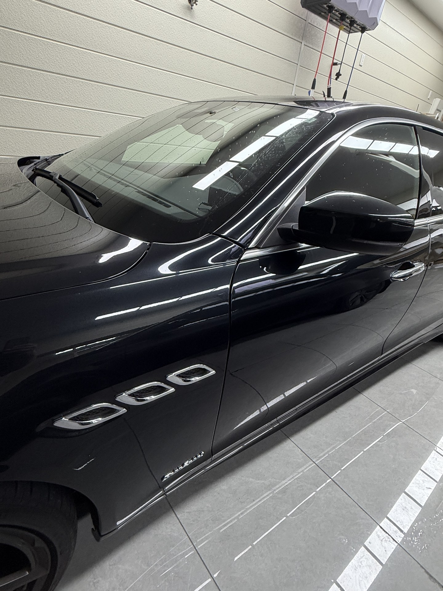 2018 Maserati Quattroporte: Black front wing and door before wrapping