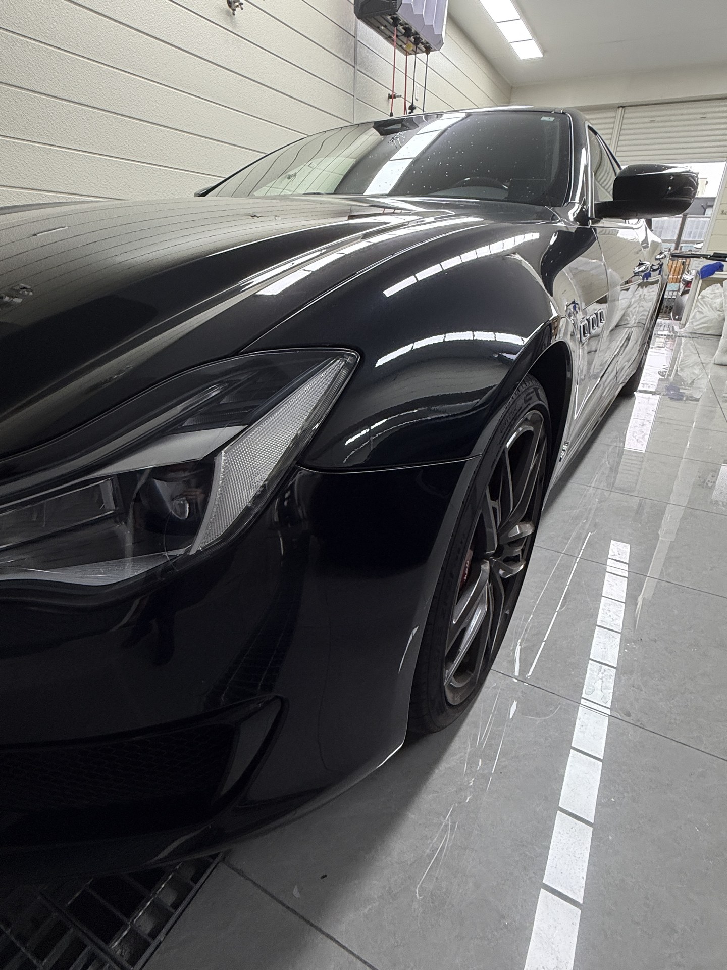 2018 Maserati Quattroporte: Black front wing and headlight surround before wrapping