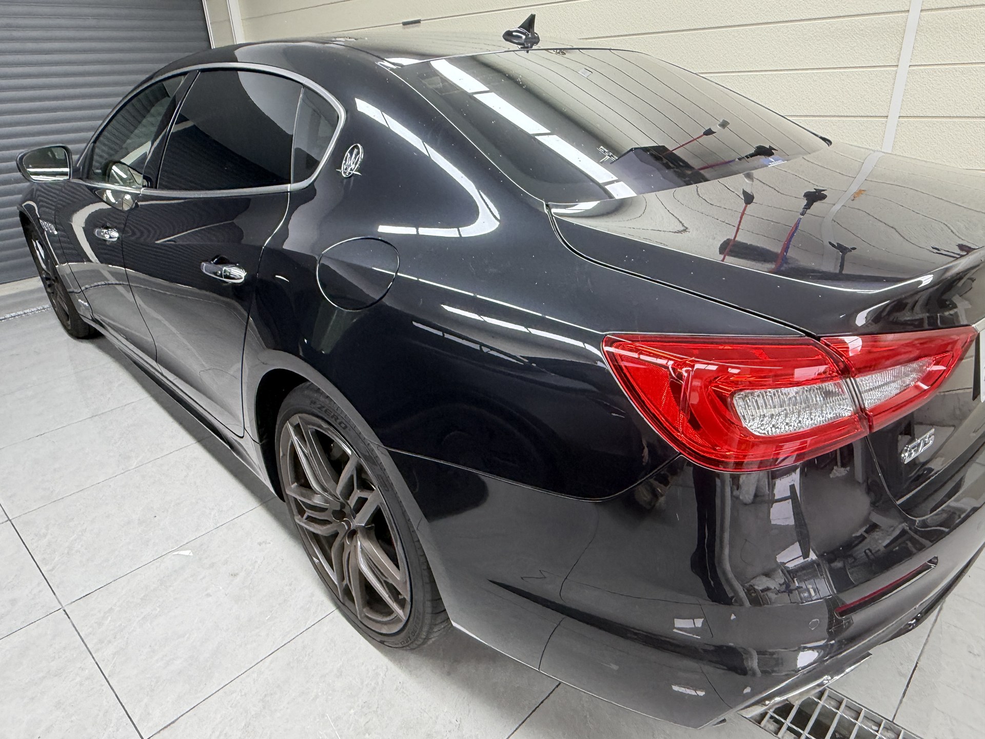 2018 Maserati Quattroporte: Black body before wrapping, opposite rear quarter view