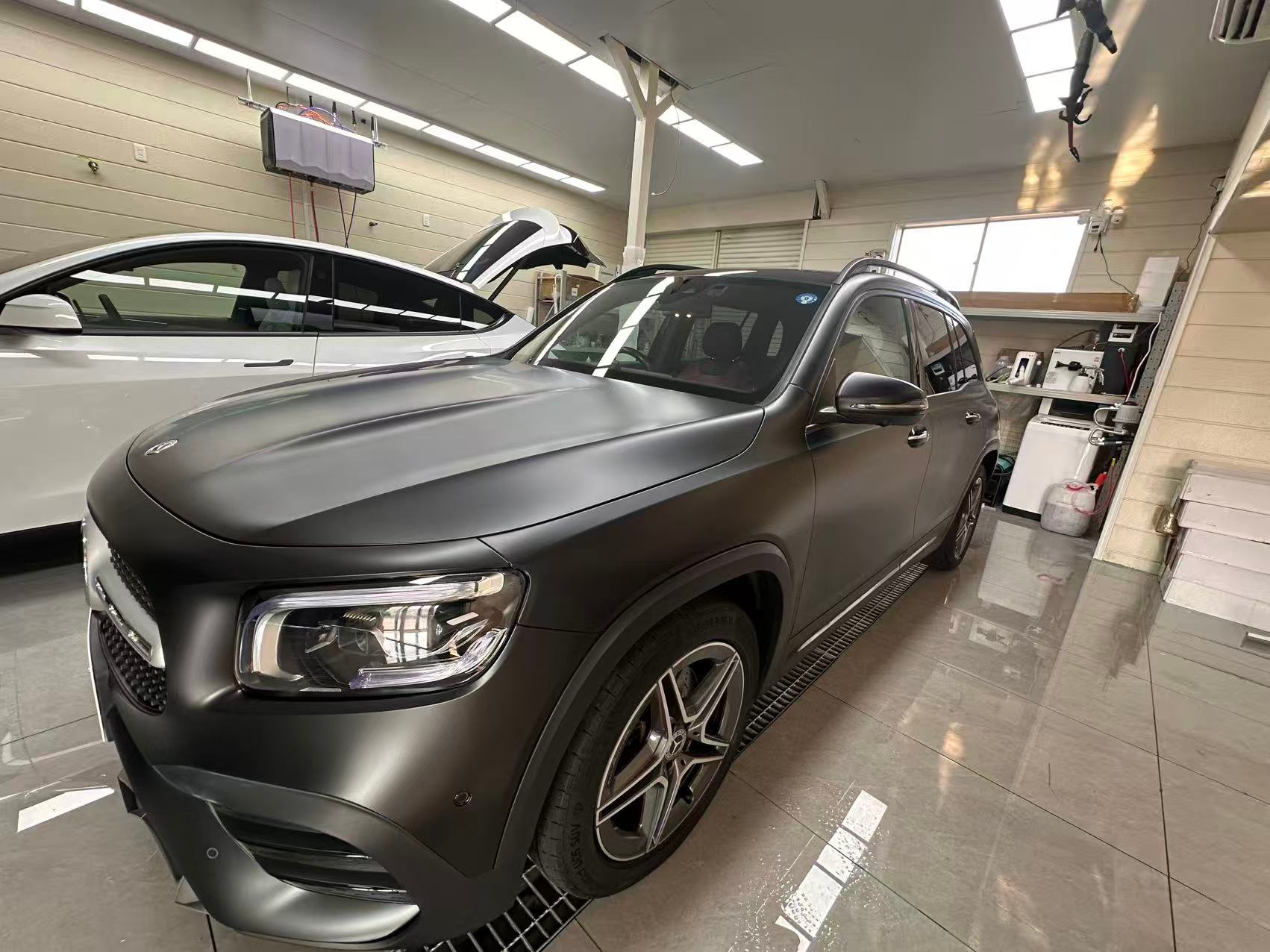 大阪市住之江区 メルセデス・ベンツ GLB 200 d ウィンドウモールとルーフレールのブラックアウト施工後