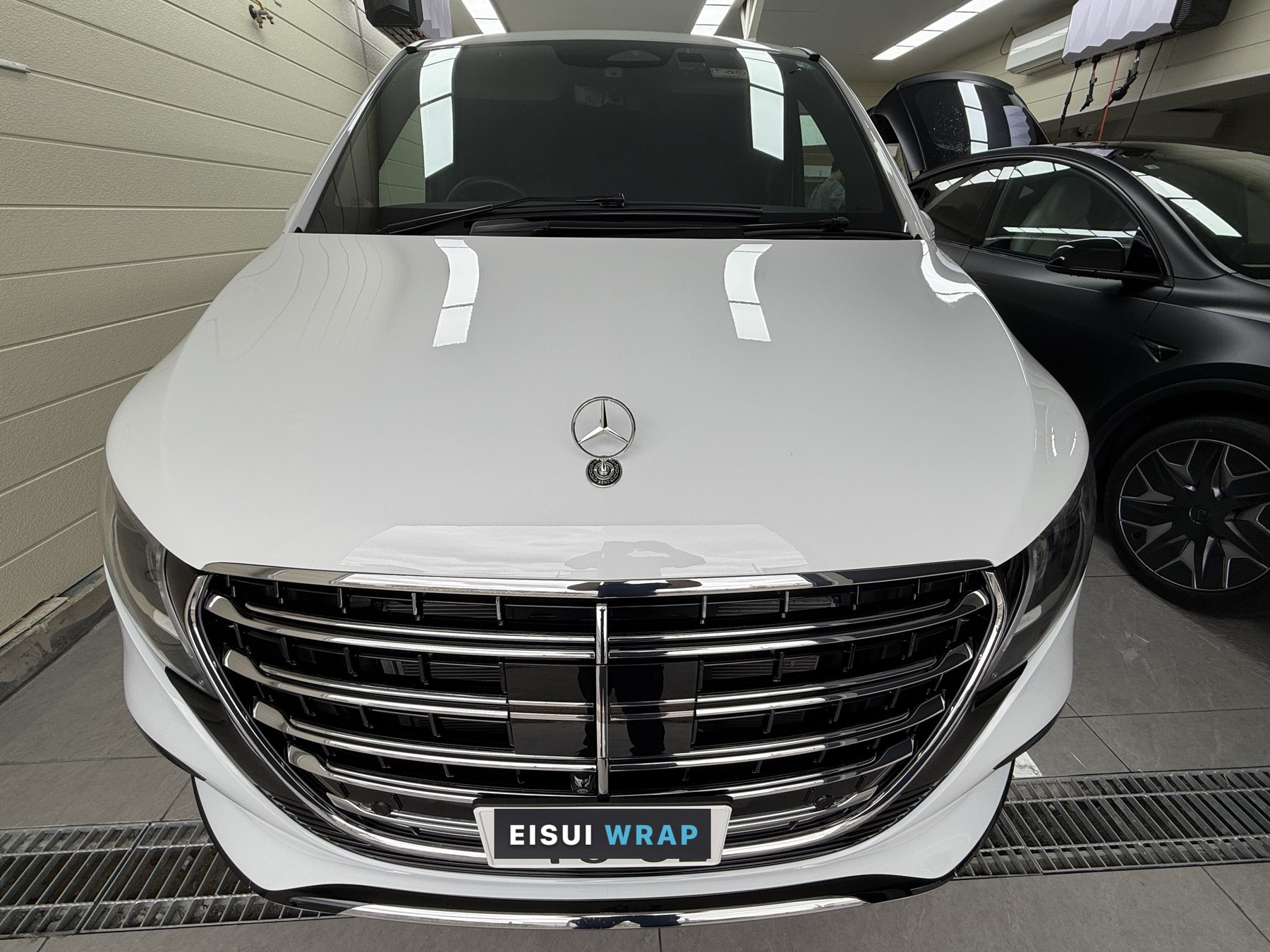 Mercedes V220d before matte PPF: Front: reflections on the bonnet