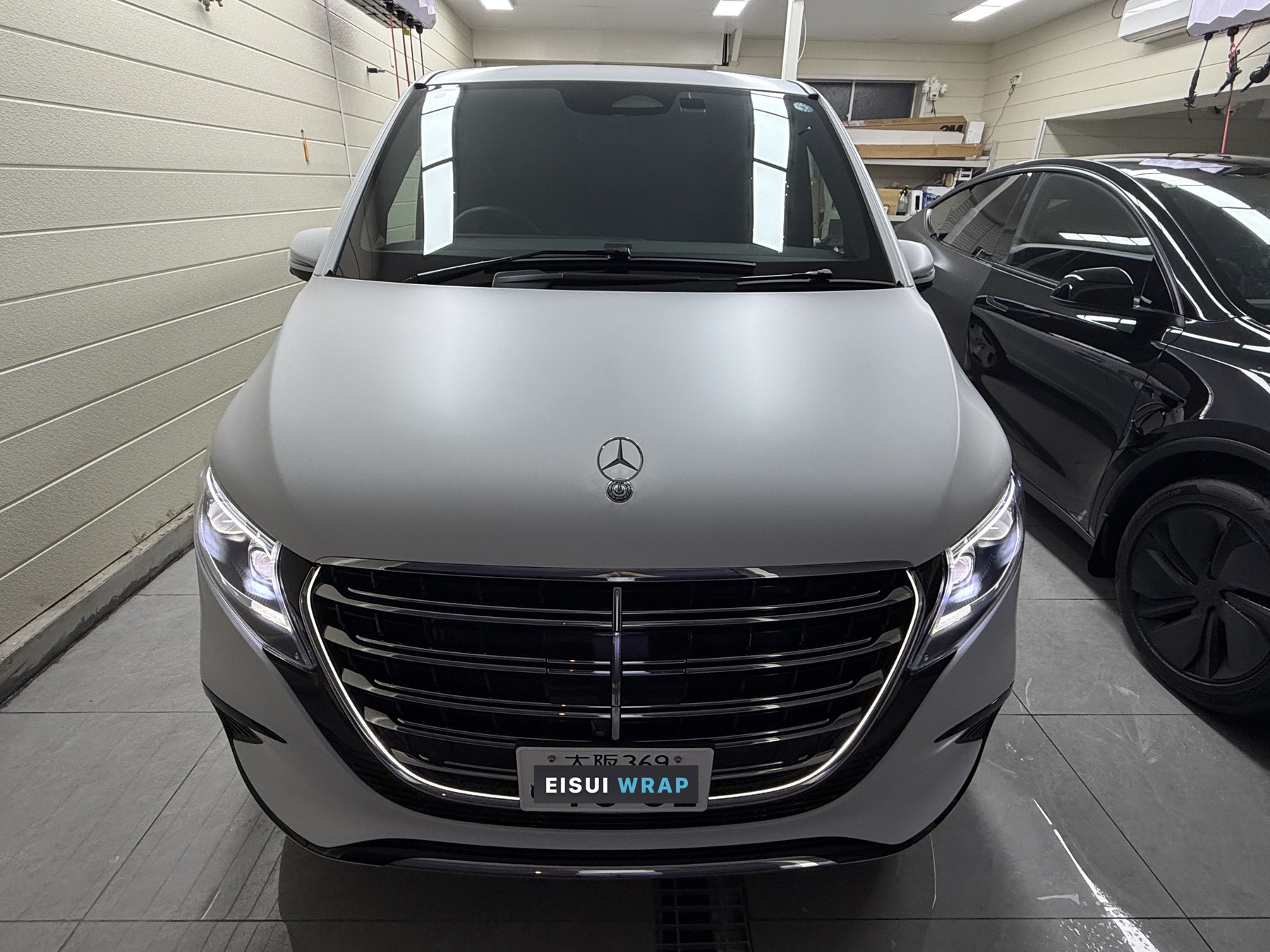 Mercedes V220d after matte PPF: Front: reflections on the bonnet