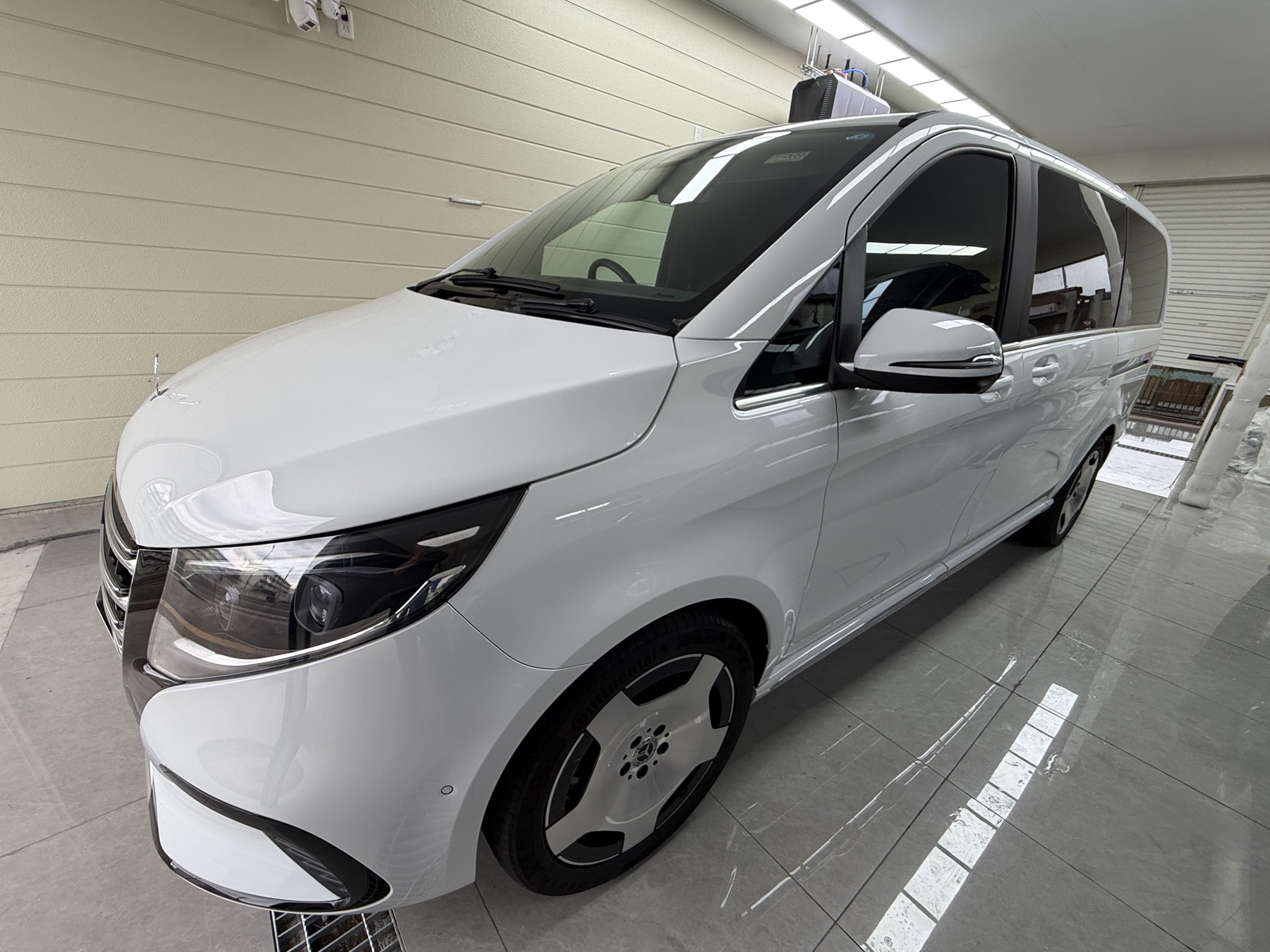 Mercedes V220d before matte PPF: Front quarter: fender and door finish