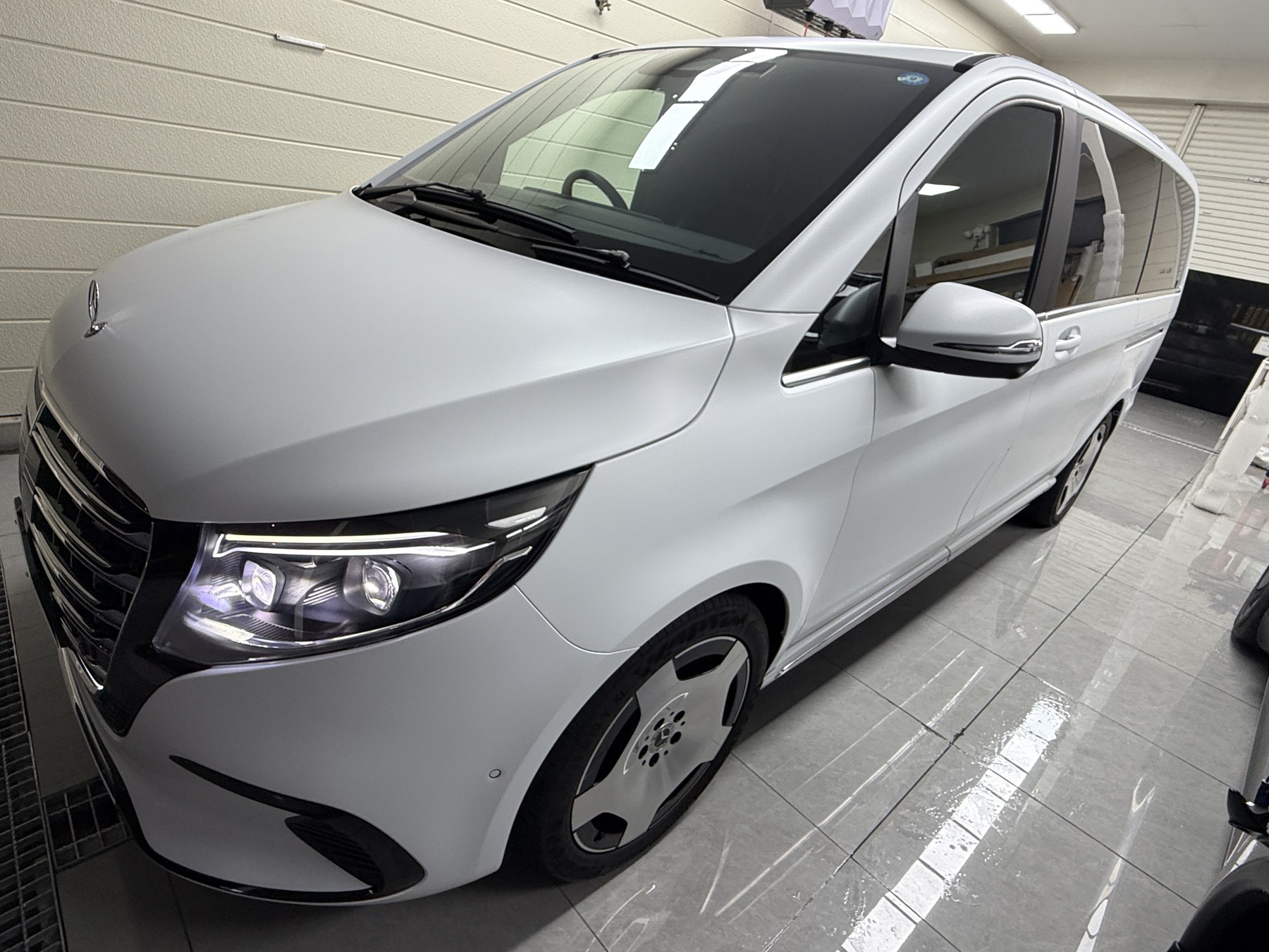 Mercedes V220d after matte PPF: Front quarter: fender and door finish