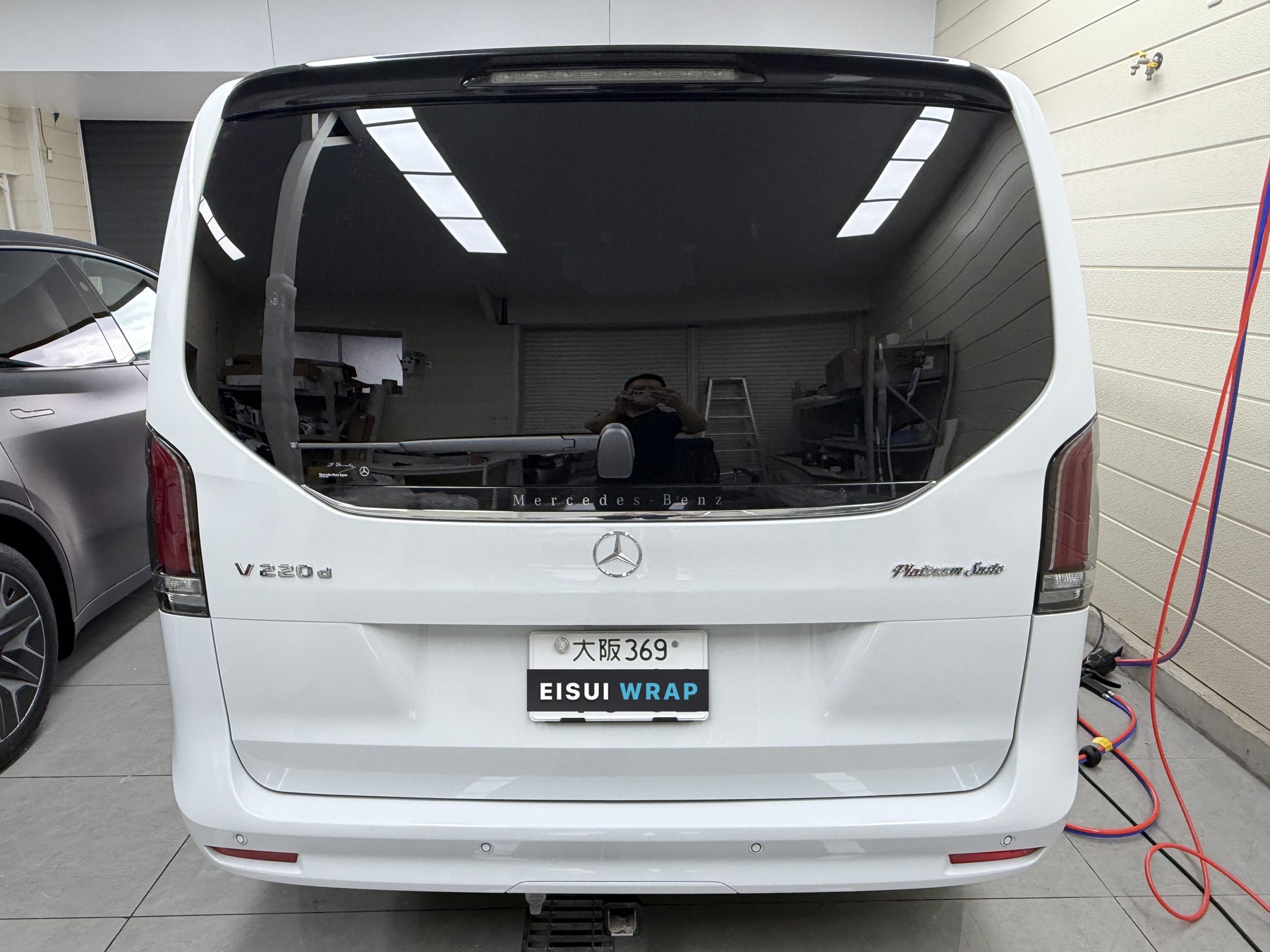 Mercedes V220d before matte PPF: Rear: tailgate finish