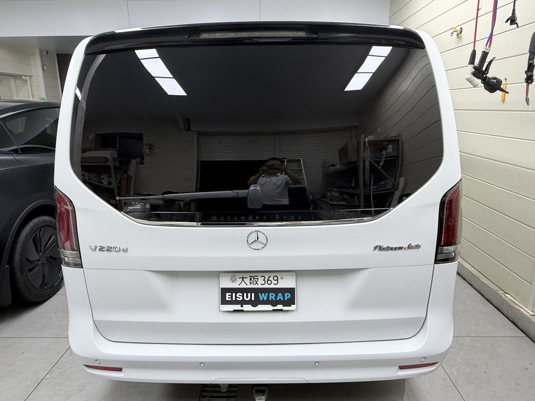 Mercedes V220d after matte PPF: Rear: tailgate finish