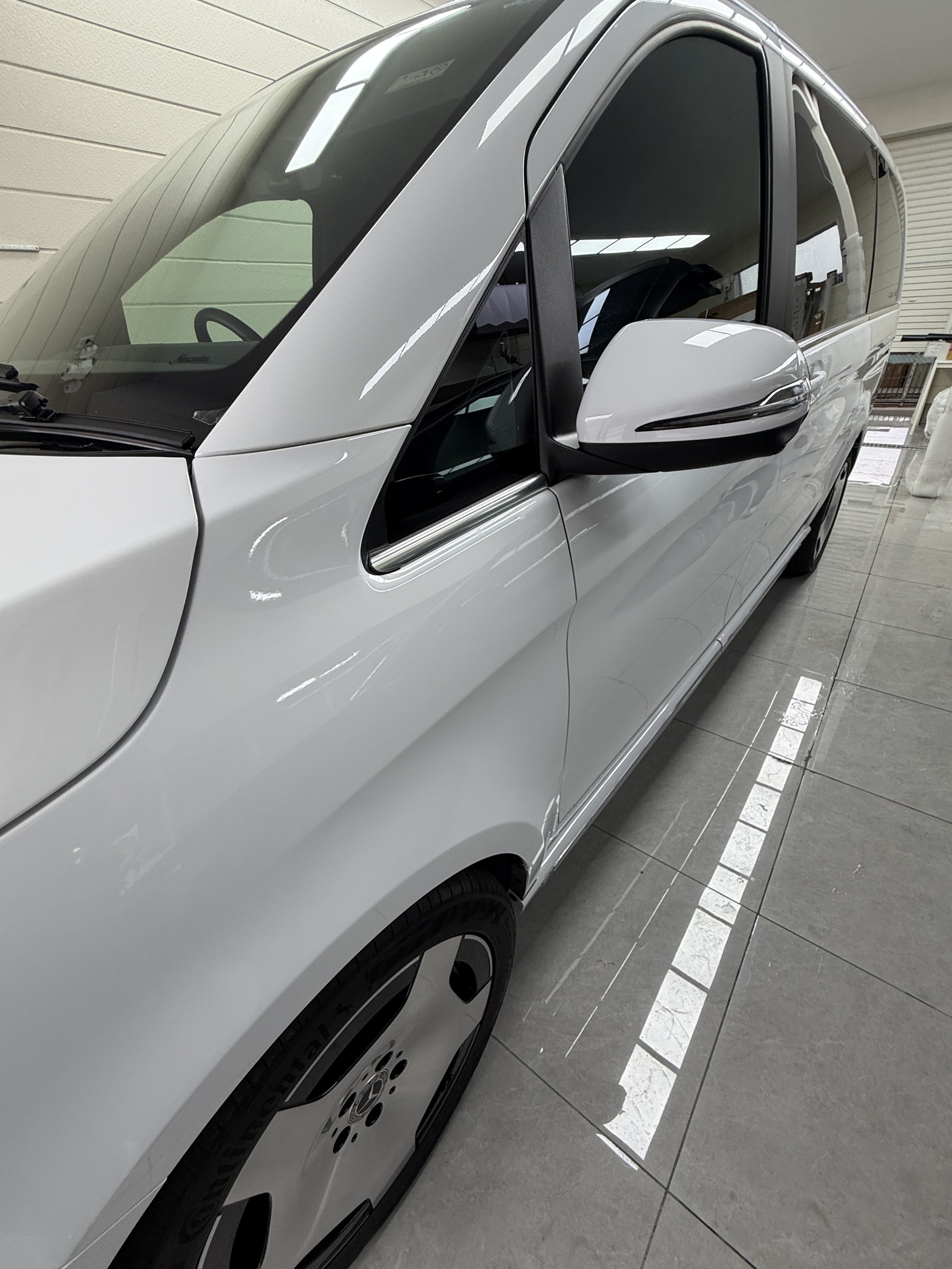 Mercedes V220d before matte PPF: Mirror area: a closer view