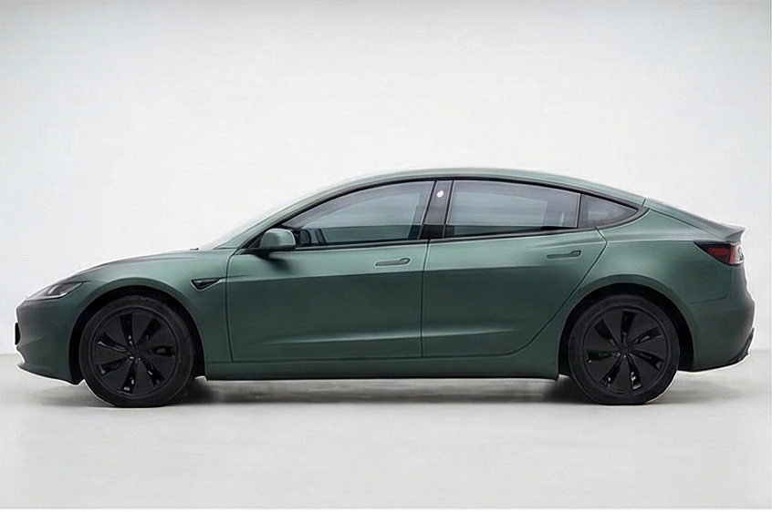 テスラ Model 3 フルラッピング マットグリーン（サイドビュー）