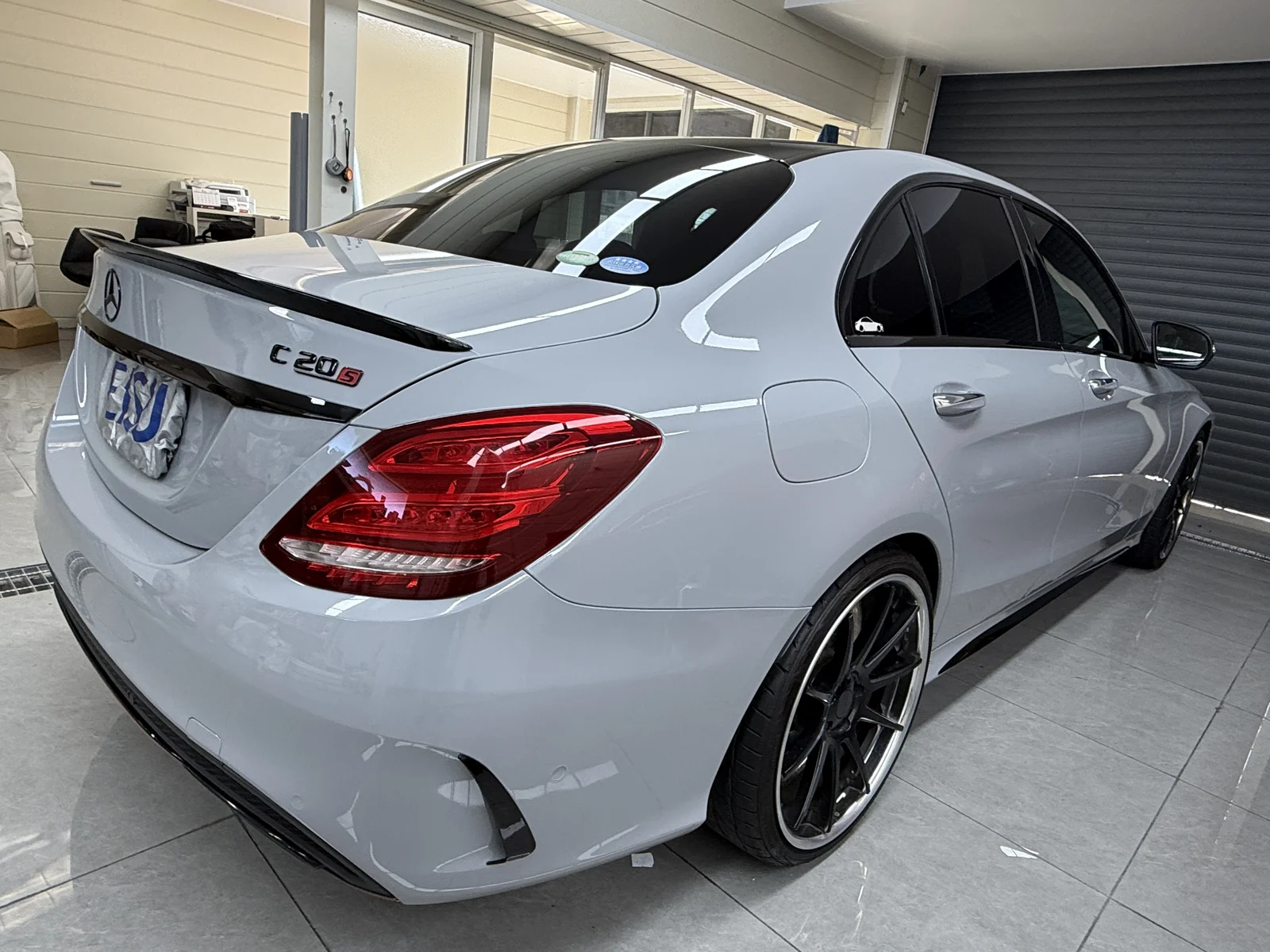 ベンツ W205 リアスポイラー ナルドグレー ラッピング細部