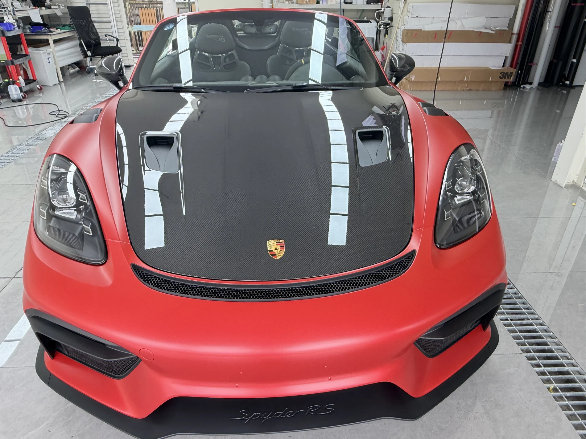 ポルシェ 718 Spyder RS サテン スモルダリングレッドとカーボン部EISUI透明PPF施工後