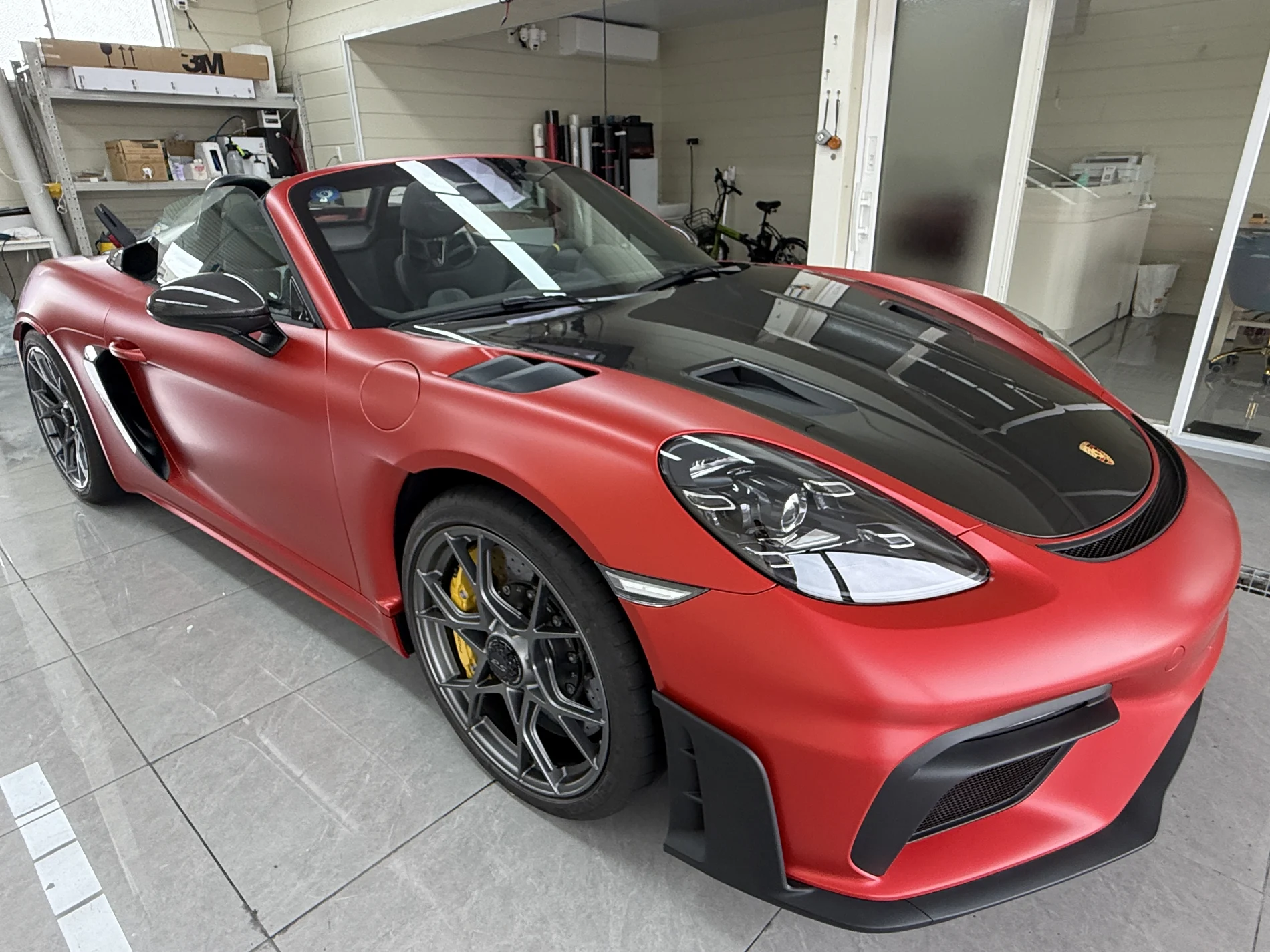 大阪市住之江区 EISUI WRAP ポルシェ718 Spyder RS 3M 2080-S363 サテン スモルダリングレッド フルラッピング施工後