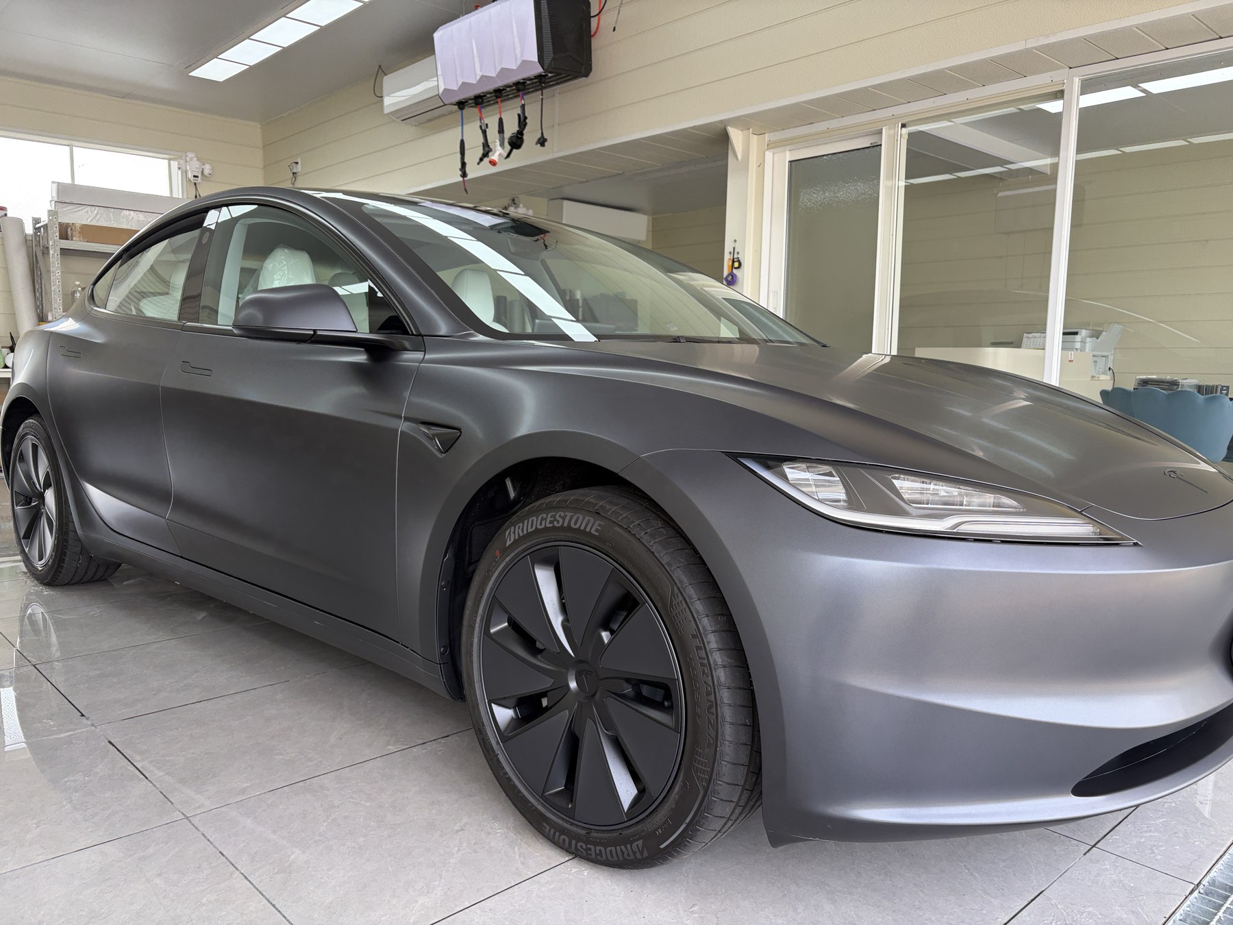 大阪市住之江区でサテン透明PPFを施工したテスラ Model 3