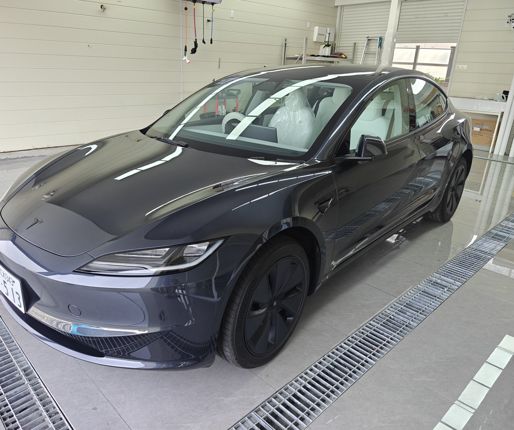 テスラ Model 3 サテン透明PPF施工前 前45度 ステルスグレー