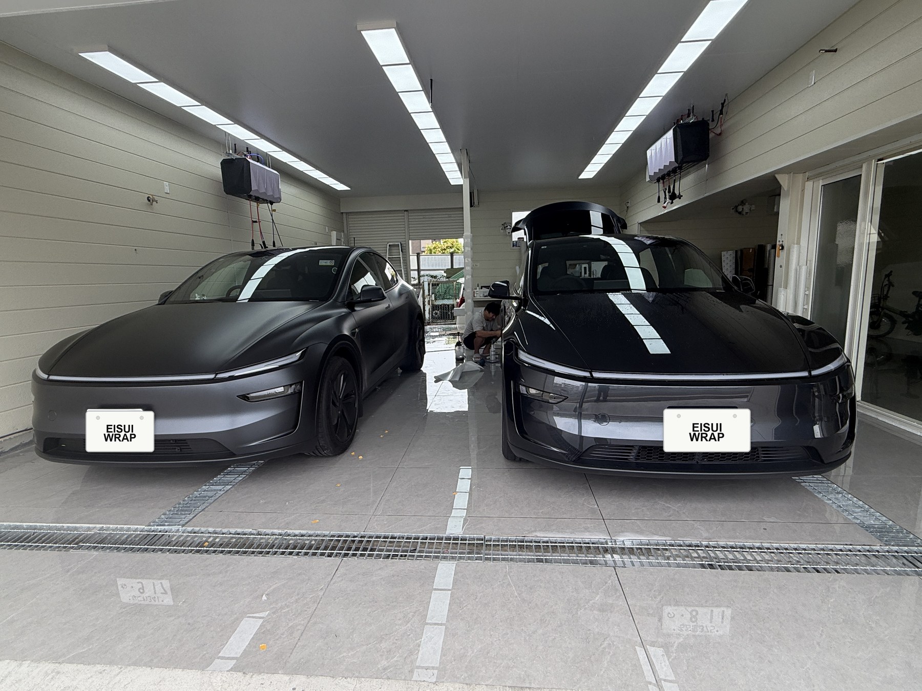 大阪市住之江区 テスラ Model Y 2台同時 透明マットPPF 正面 EISUI WRAPナンバープレート