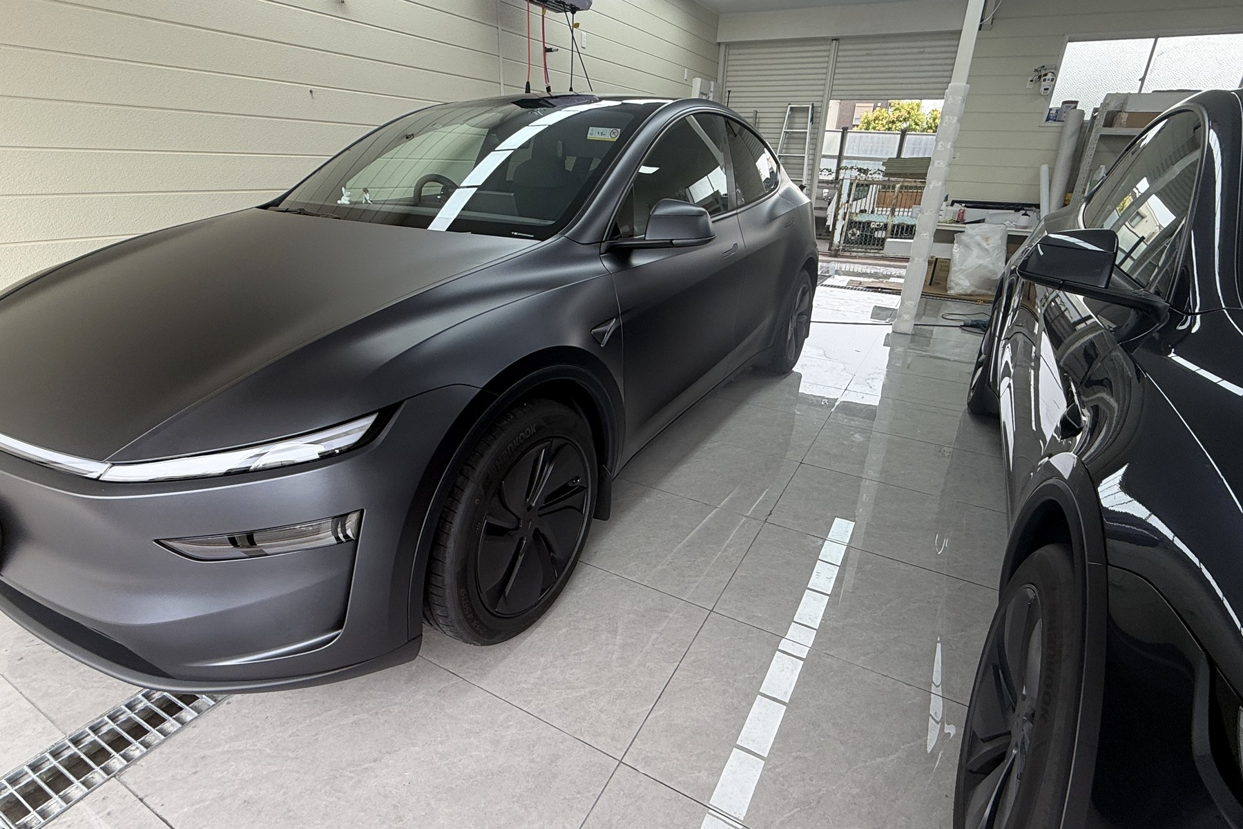 大阪市住之江区で透明マットPPFを施工したテスラ Model Yのマットステルスグレー