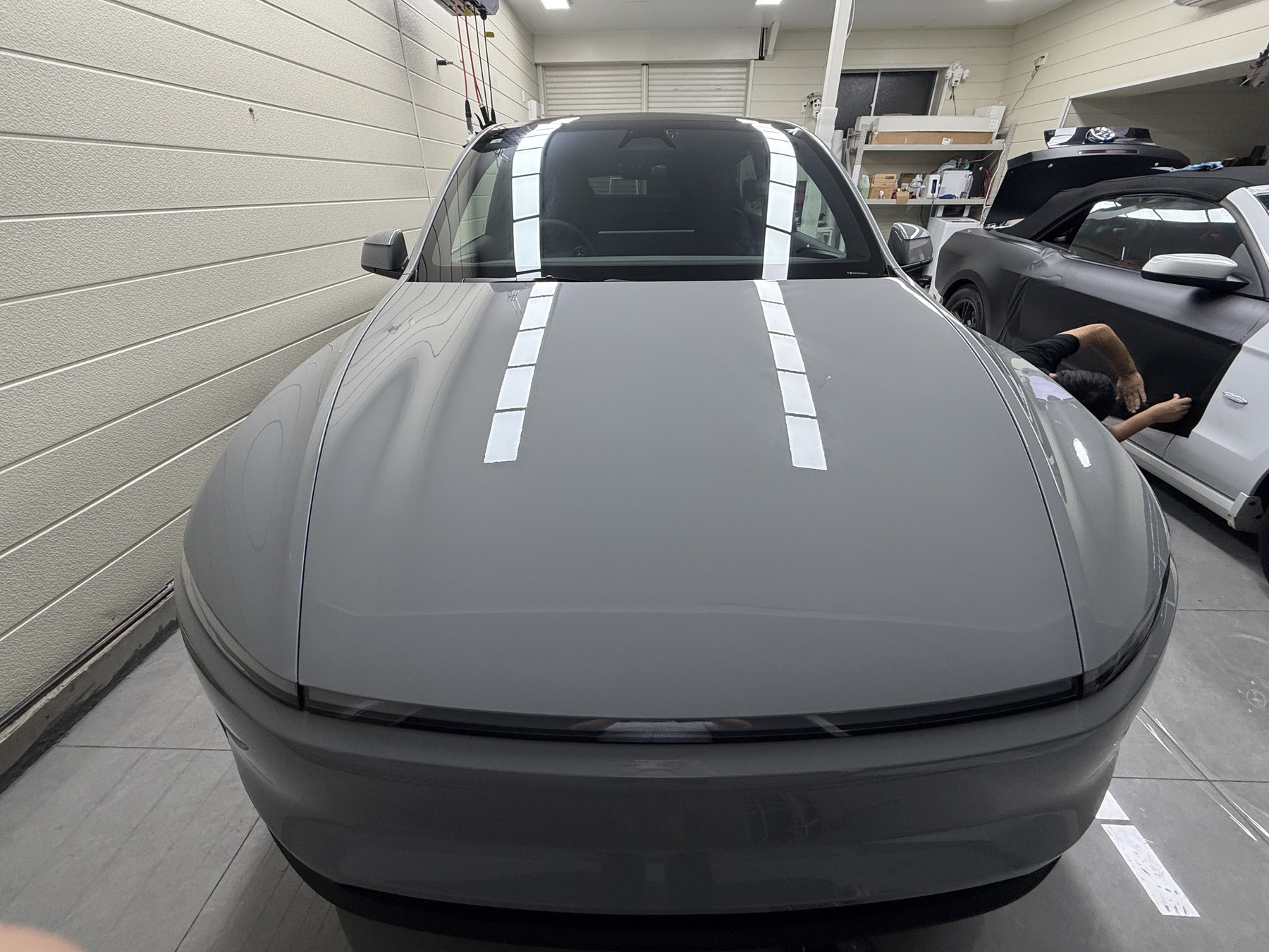 大阪 テスラ Model Y ナルドグレー カラーPPF施工後 正面仕上がり