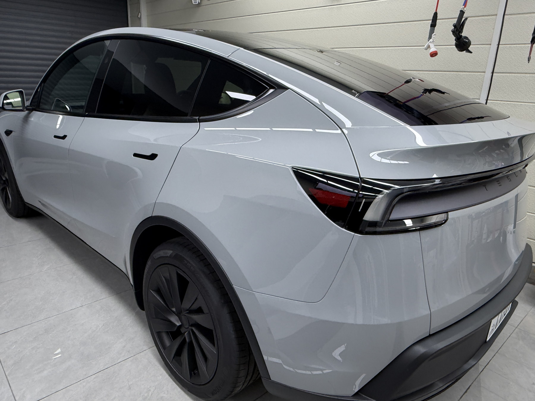 大阪 テスラ Model Y ナルドグレー カラーPPF施工後 リア45度