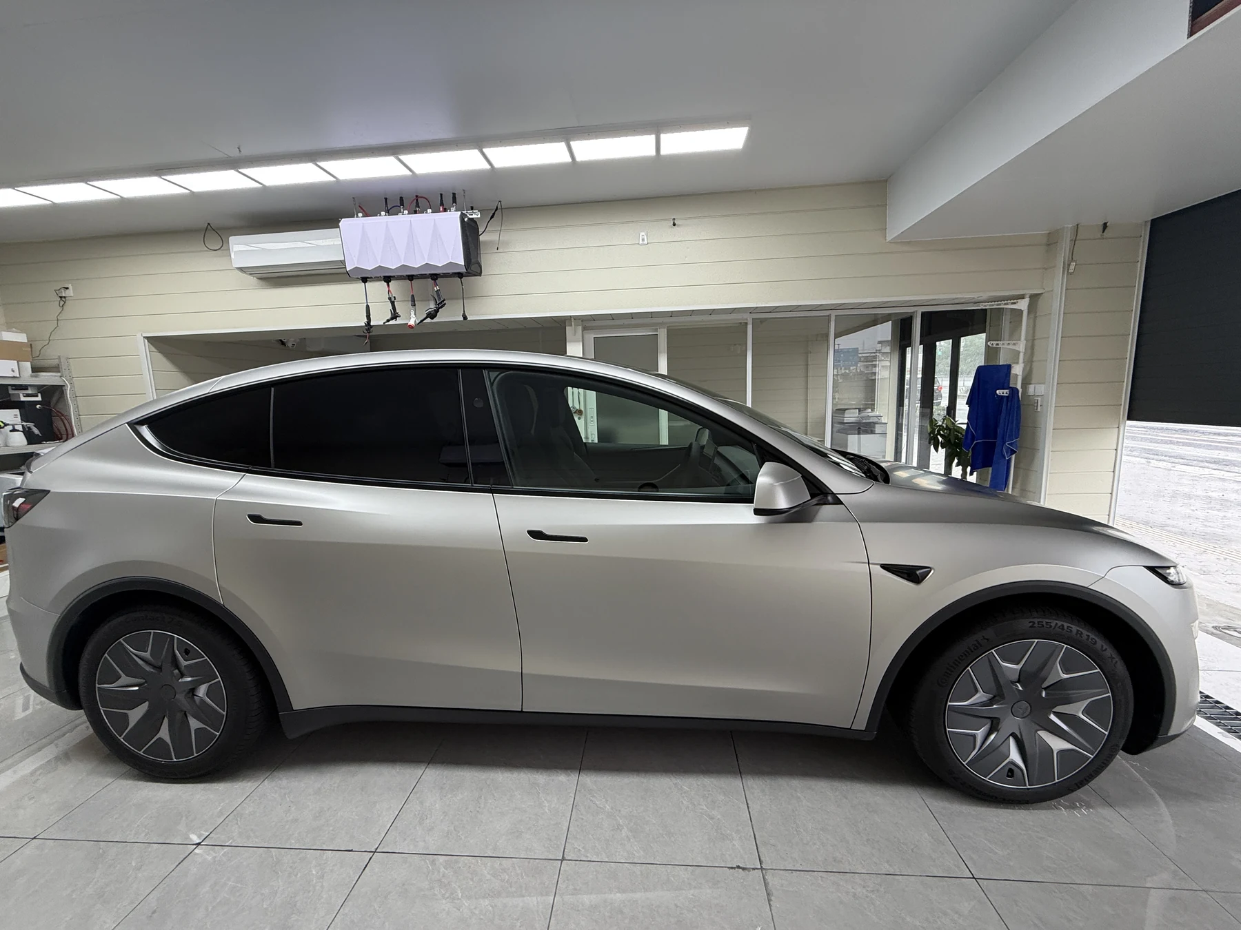 大阪 Tesla Model Y L コズミックシルバー 透明マットPPF施工後 サイドビュー