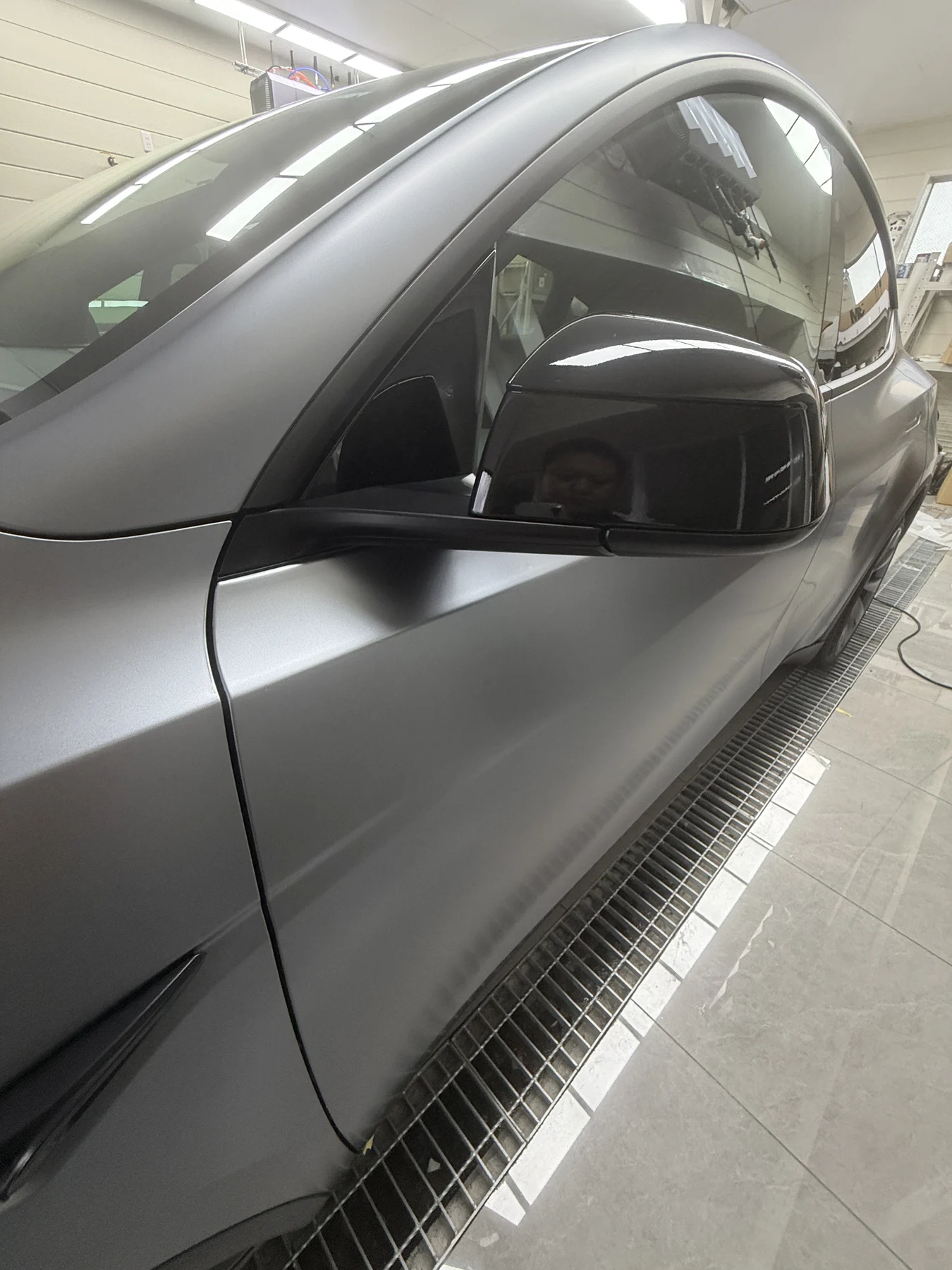 Tesla Model Y クイックシルバー ブラックミラー施工後