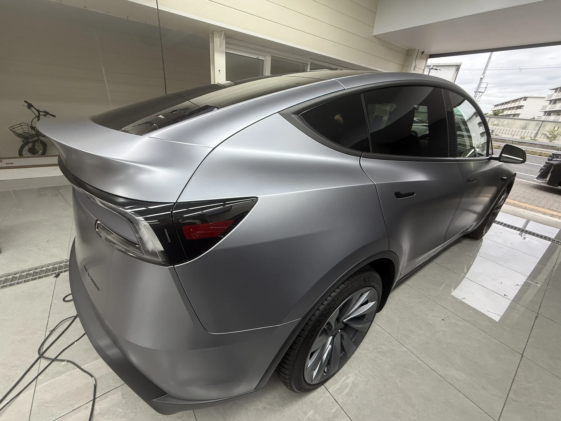 Tesla Model Y クイックシルバー サテンPPF施工後 リア斜め