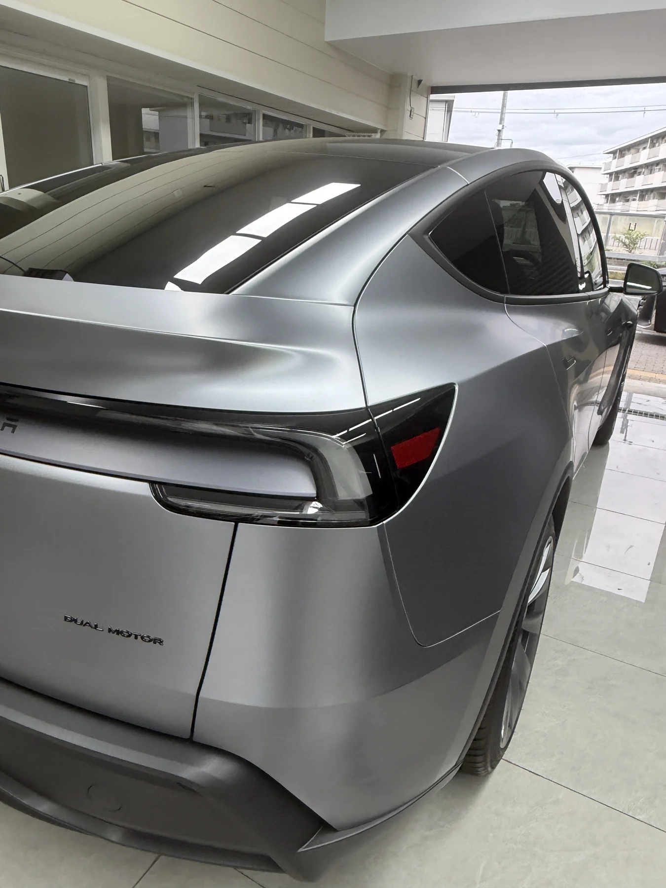 Tesla Model Y クイックシルバー サテンPPF施工後 リアサイド