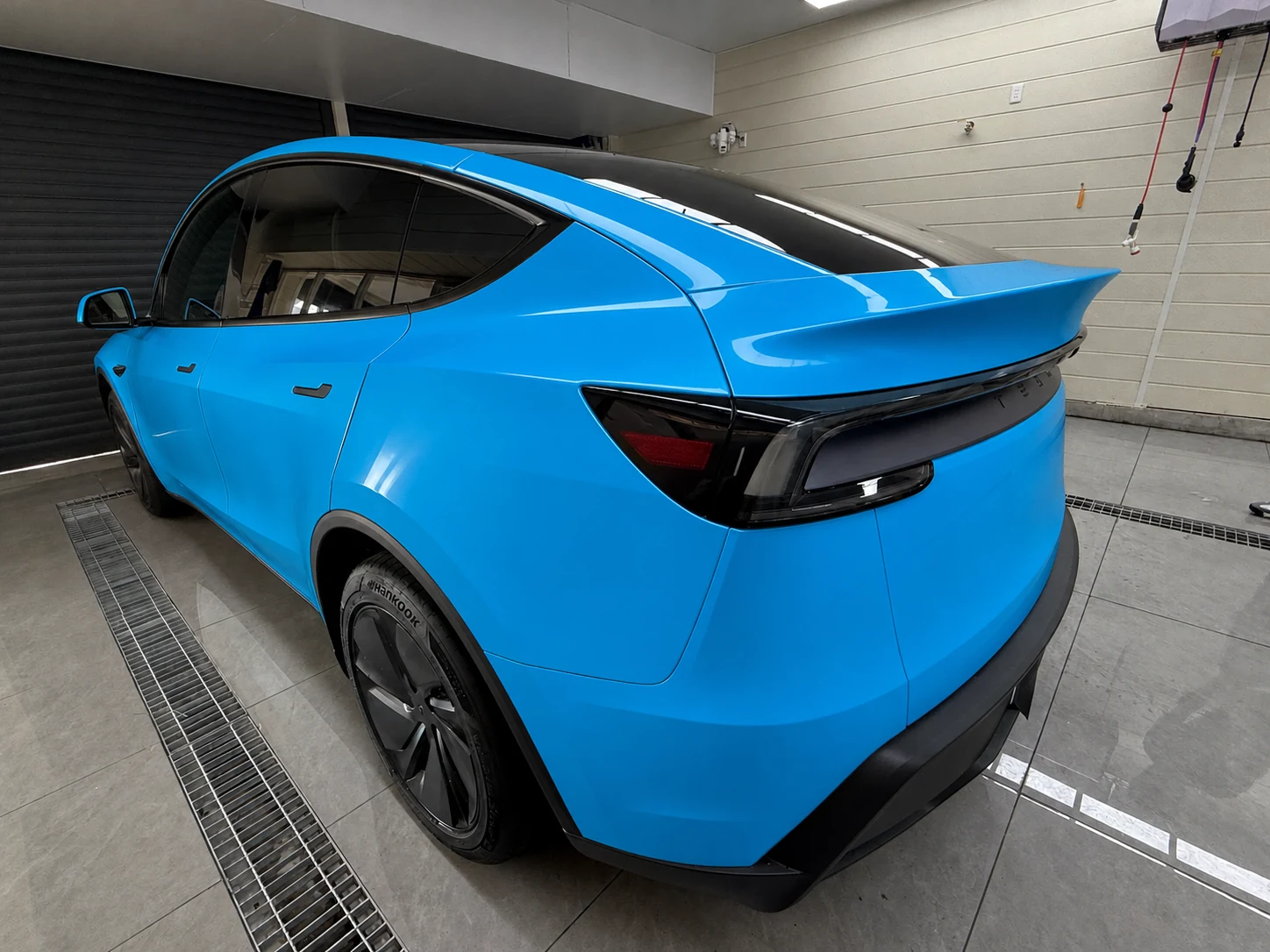 Tesla Model Y スカイブルー リアクォーター