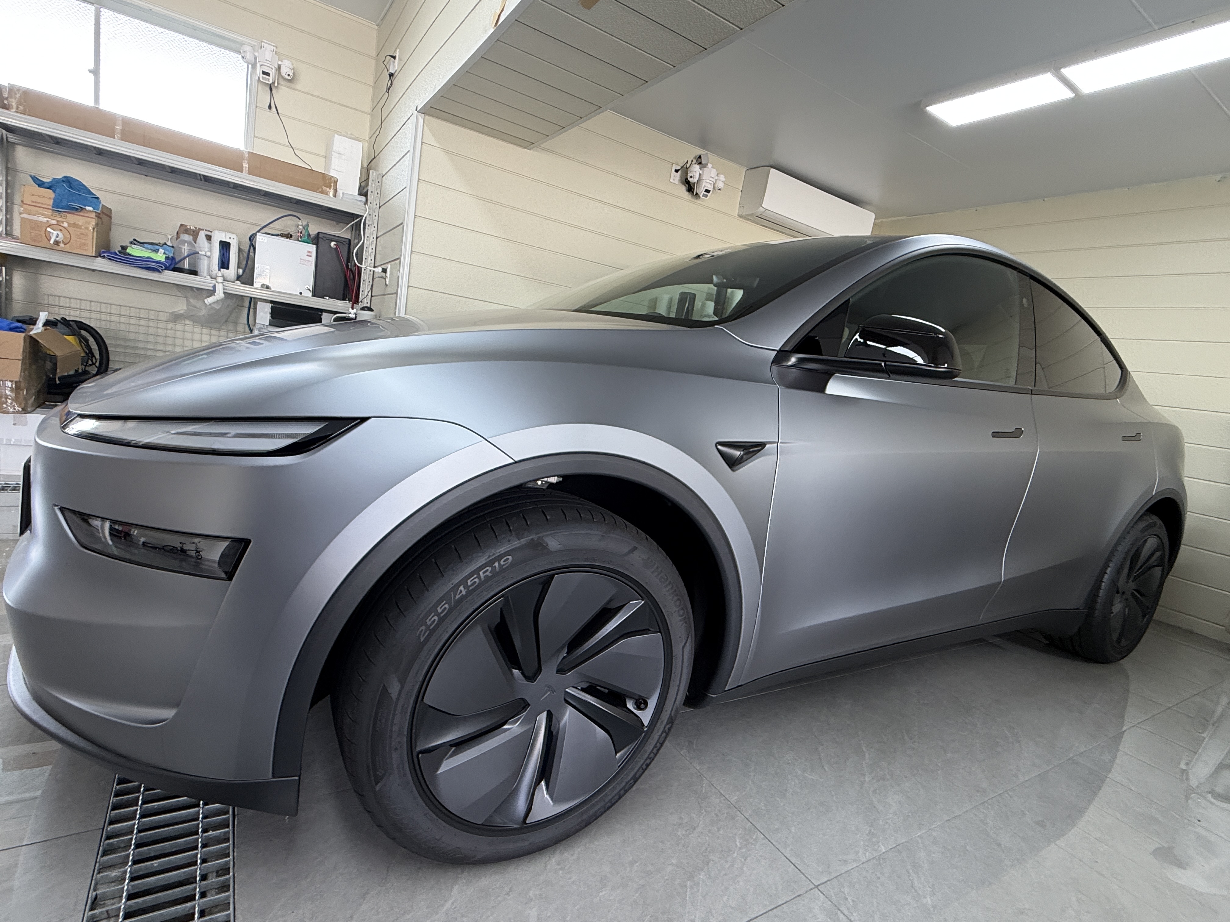 大阪のテスラ Model Y ステルスグレー透明マットPPFと窓枠・ミラーブラックアウト施工事例