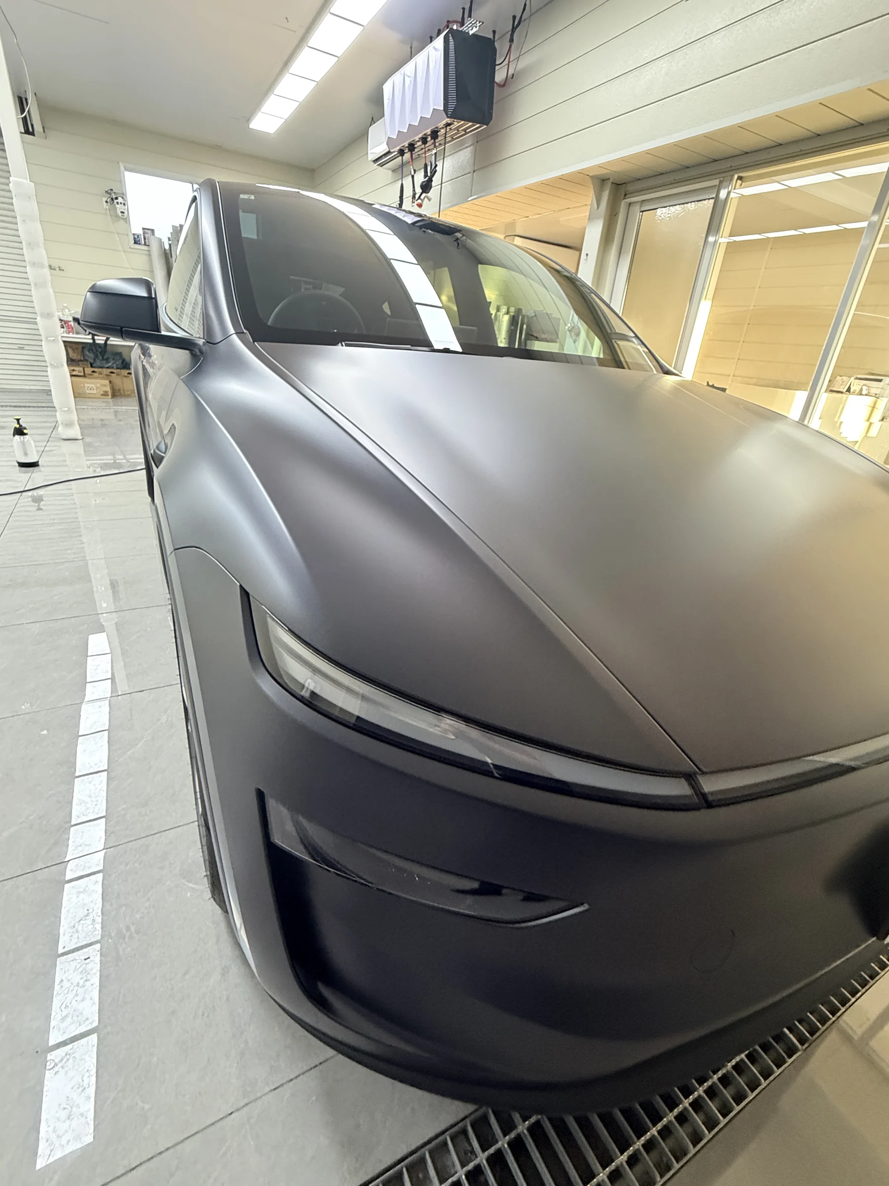 新型Tesla Model Y ステルスグレー 透明サテンPPF施工後 フロント斜め