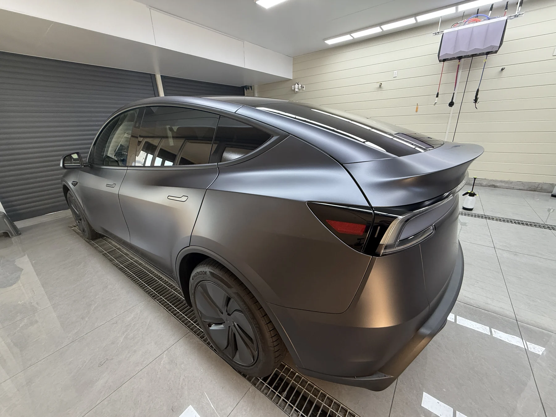 大阪市住之江区 EISUI WRAP 新型Tesla Model Y ステルスグレー 透明サテンPPFとウインドウモールマットブラック施工事例