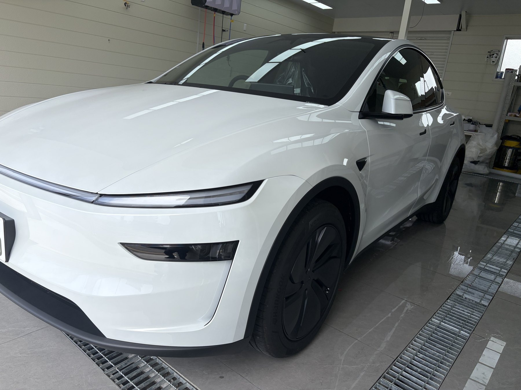 テスラ Model Y 透明マットPPF施工前 前45度 ホワイト