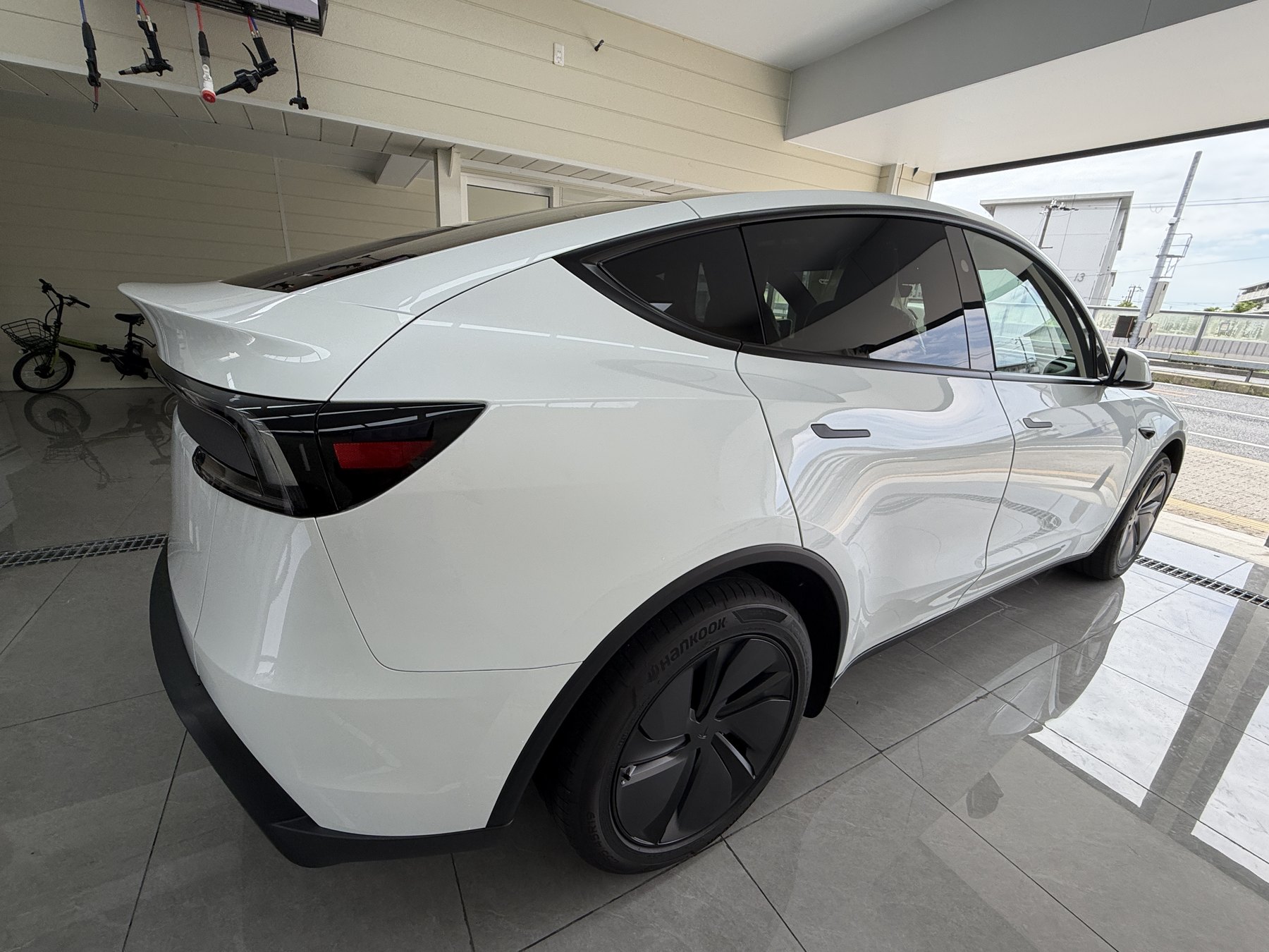 テスラ Model Y 透明マットPPF施工前 リア45度 ホワイト