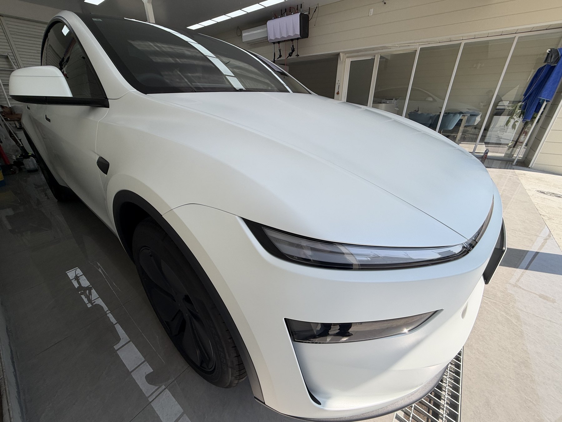 大阪市住之江区で透明マットPPFを施工した白のテスラ Model Y