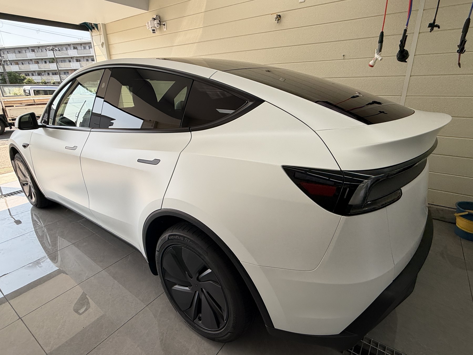 テスラ Model Y 透明マットPPF施工後 リア45度 マットホワイト