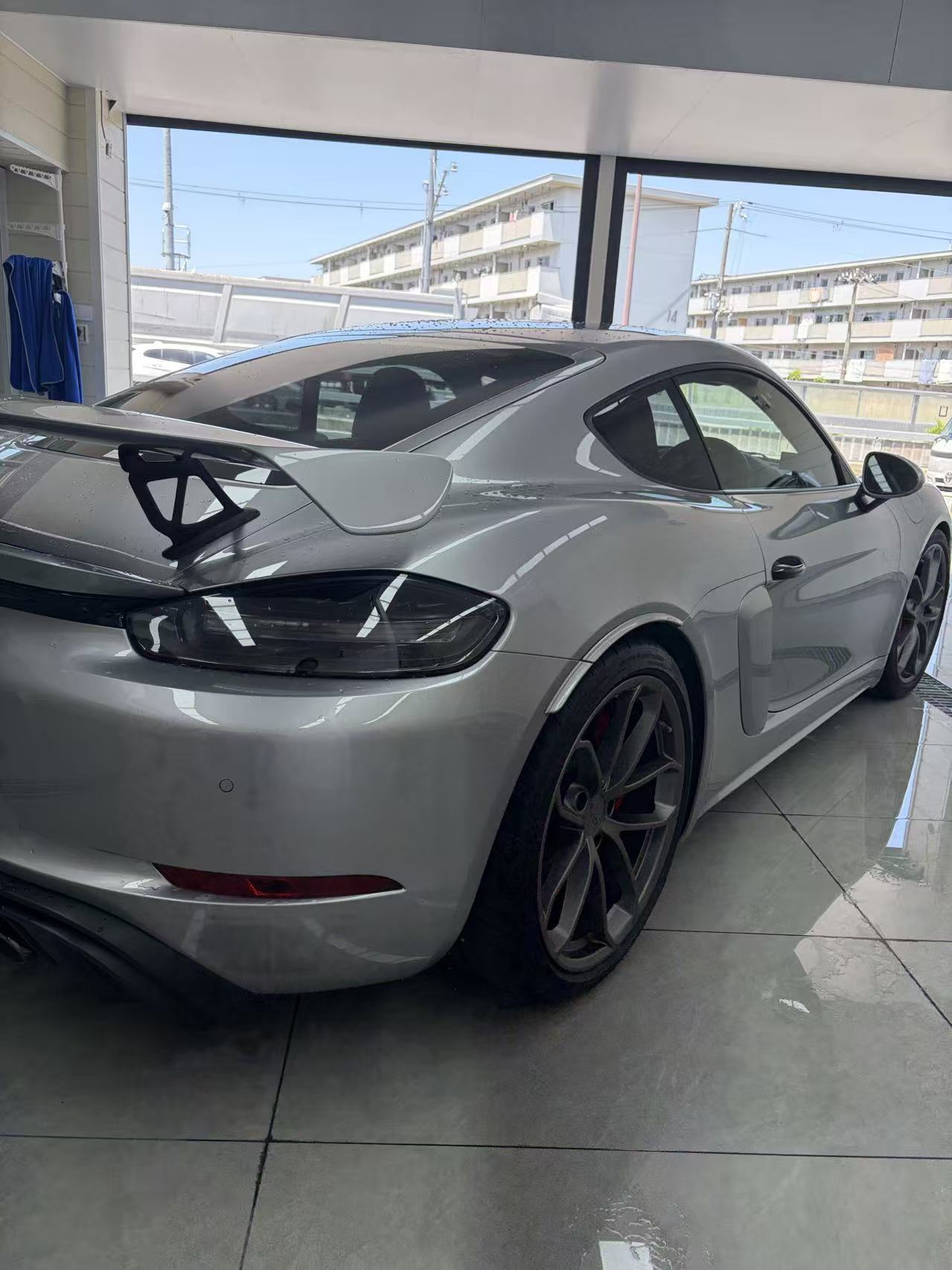 installation detail and edge work of Porsche 718 Cayman GT4 Full PPF by EISUI WRAP Osaka