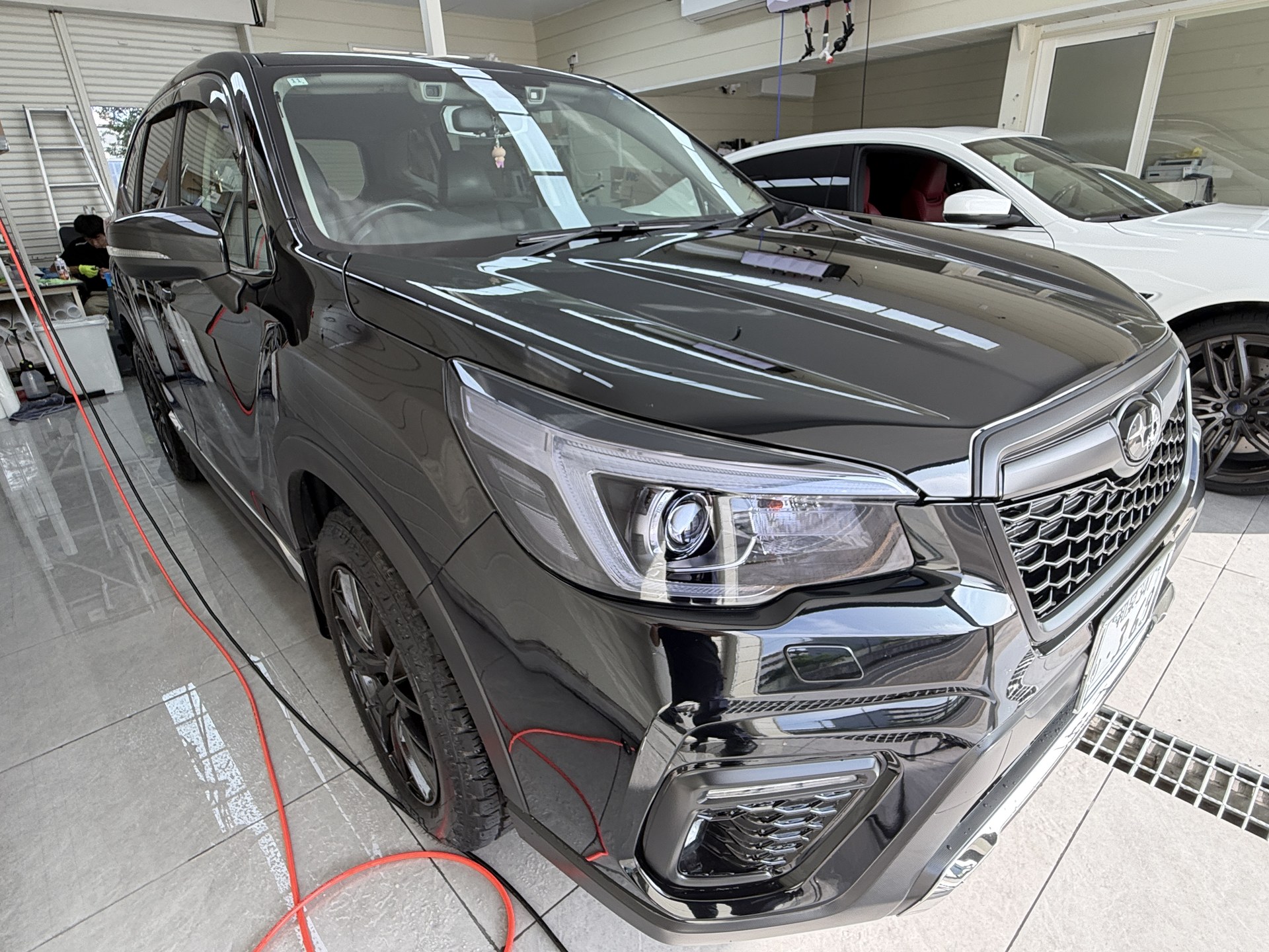 2019 Subaru Forester Premium (SK9) after EISUI clear PPF: Bonnet and fender reflections from the opposite front corner