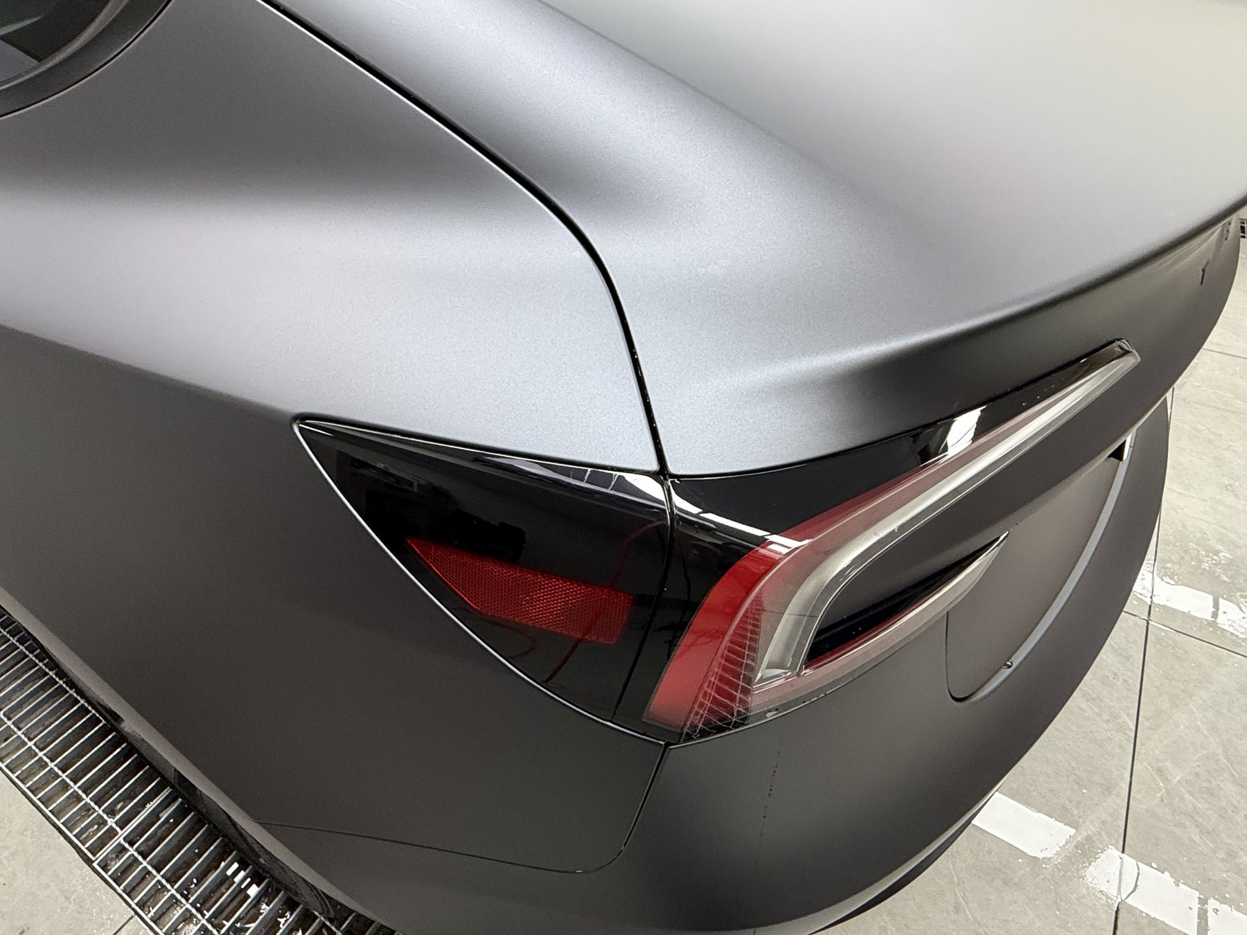2026年式Tesla Model 3 透明マットPPF施工後 リア左テール周辺