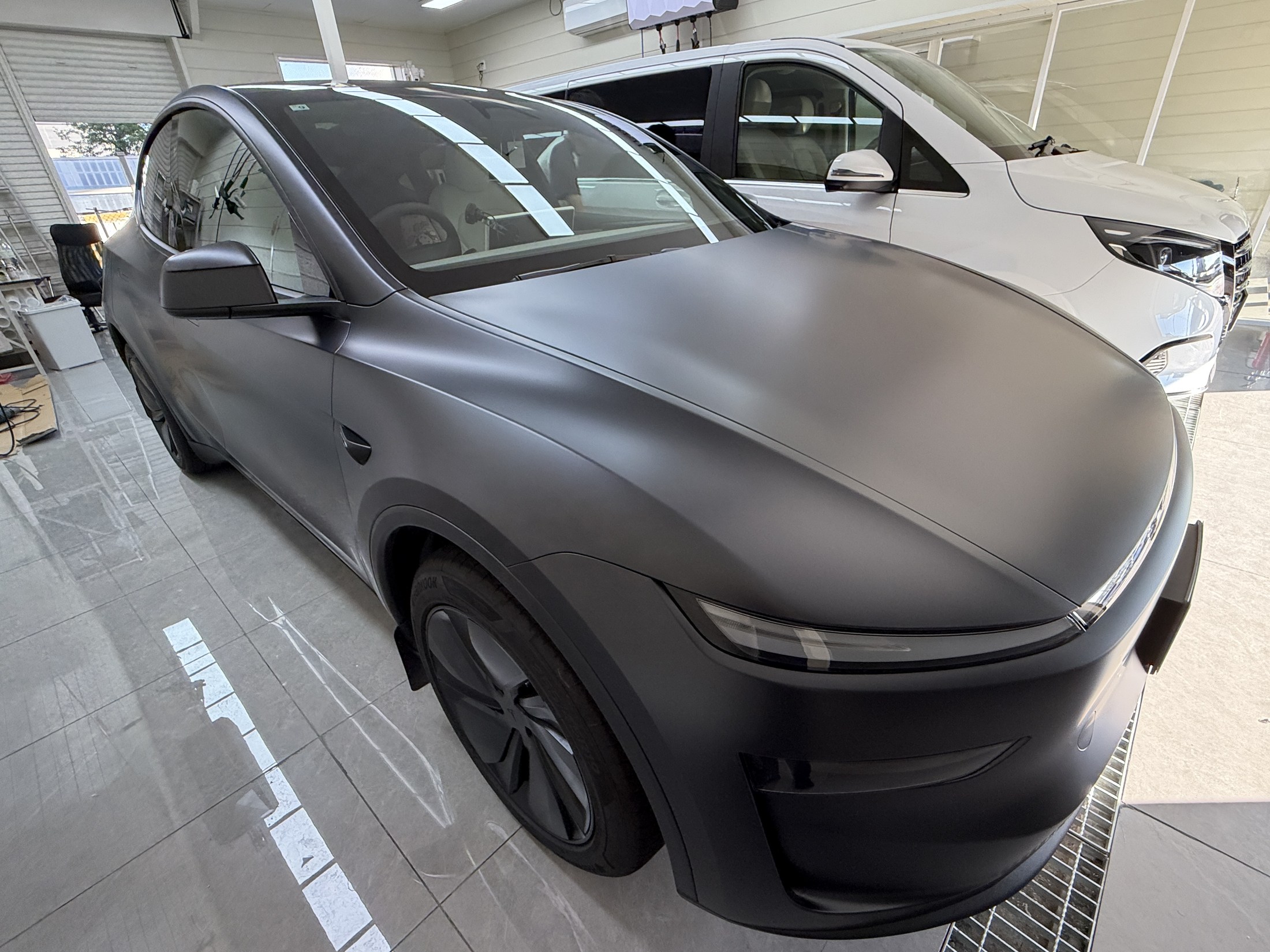 2026 Tesla Model Y Stealth Grey with matte paint protection film installed by EISUI WRAP Osaka 日文バッジ：