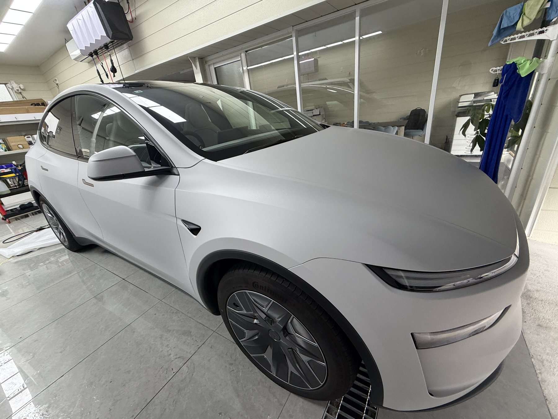 Tesla Model Y L black to Light Gray EISUI Color PPF in Osaka by EISUI WRAP
