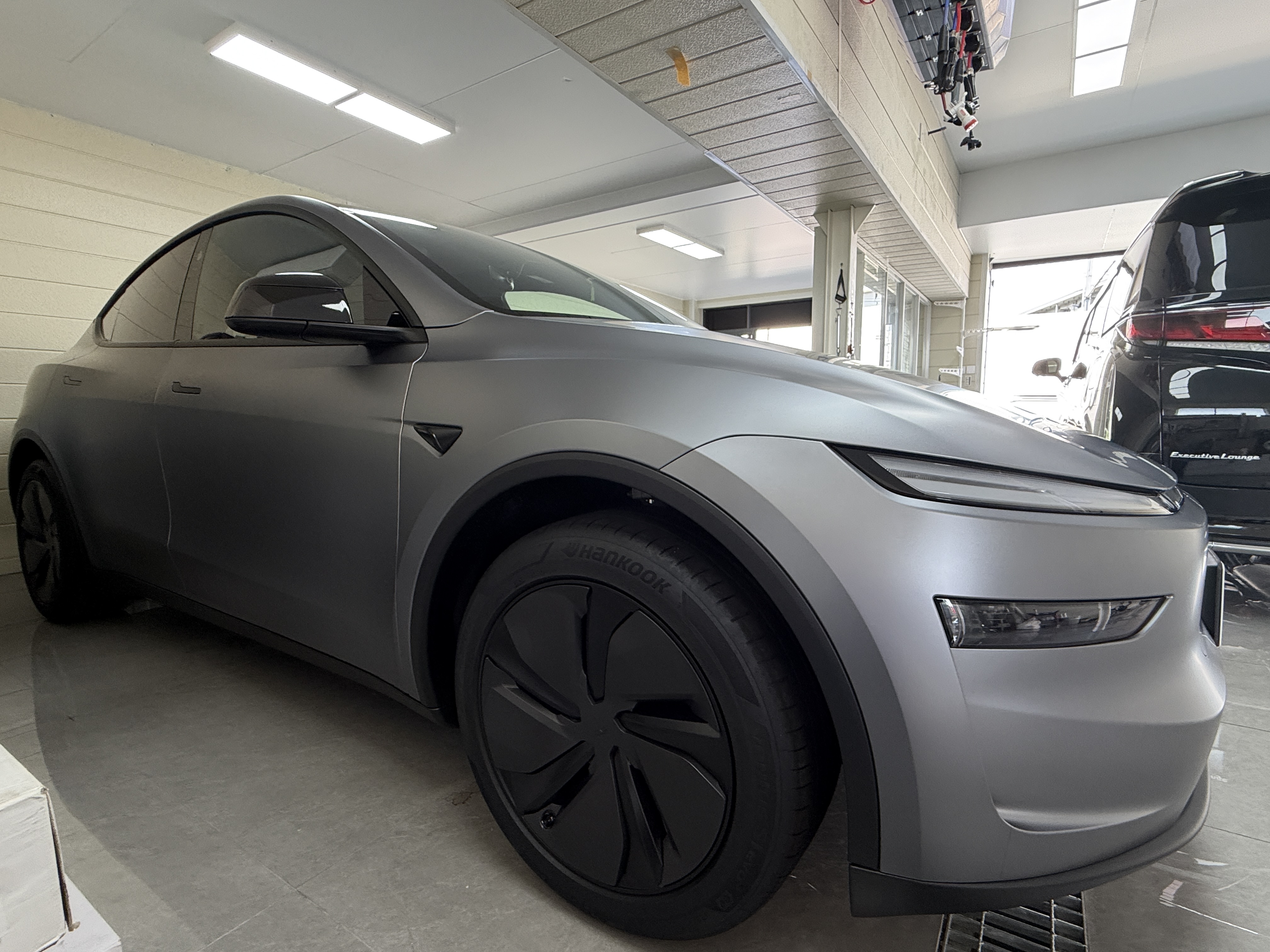 テスラ Model Y マットステルスグレー施工後 前方斜め