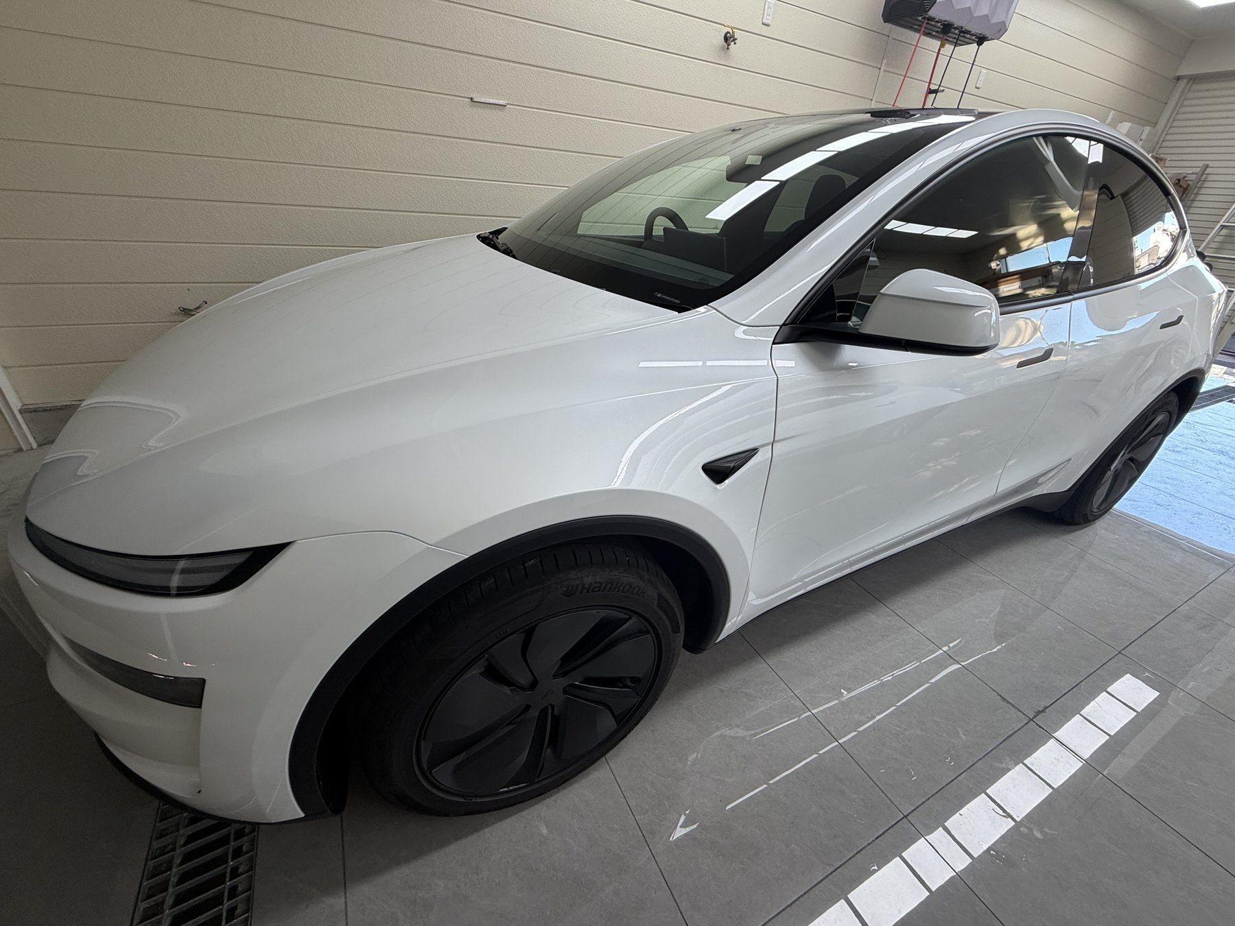 Tesla Model Y Pearl White clear PPF installation Osaka EISUI WRAP front three-quarter